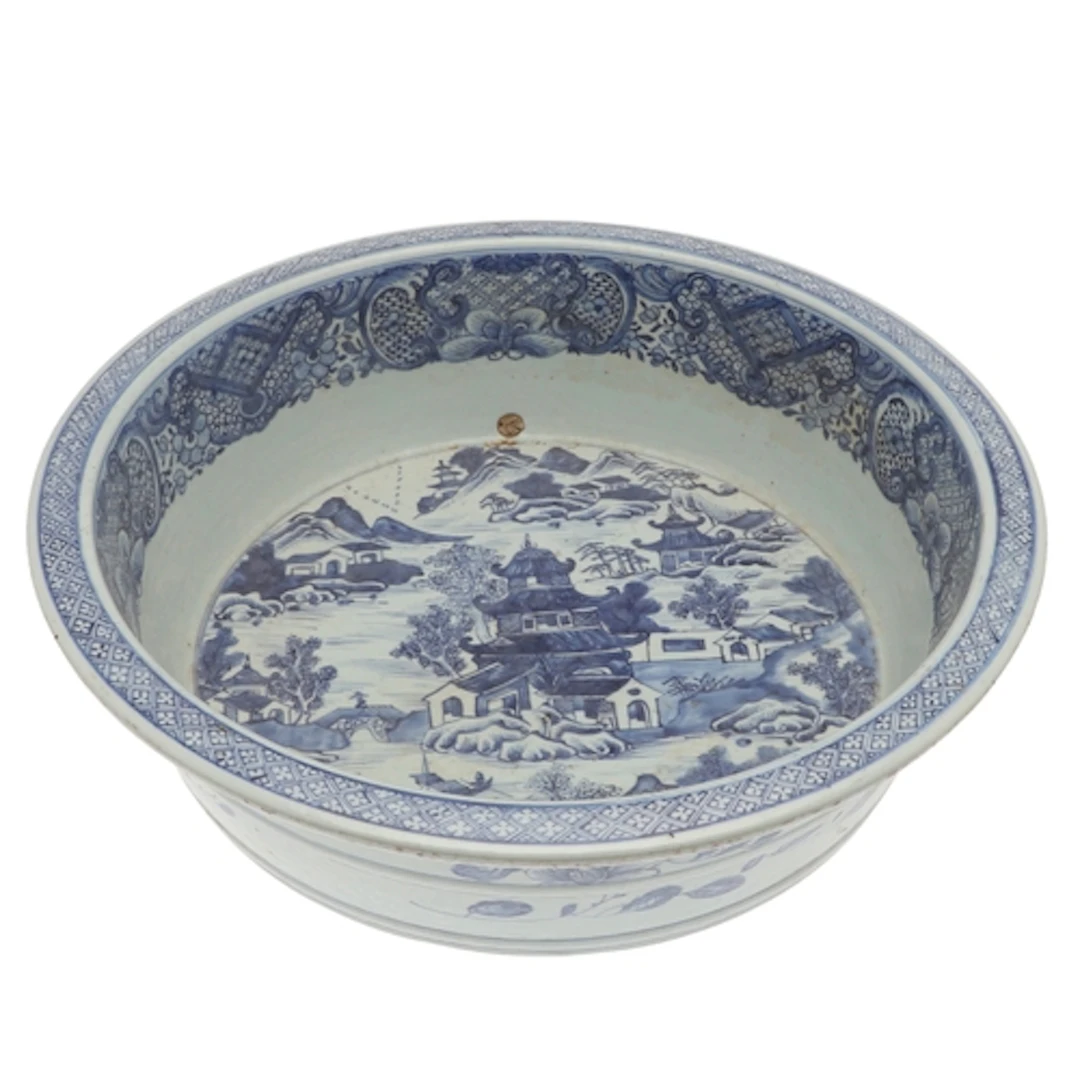 LARGE CHINESE BLUE & WHITE PORCELAIN BASIN. Circa 1800, a la...