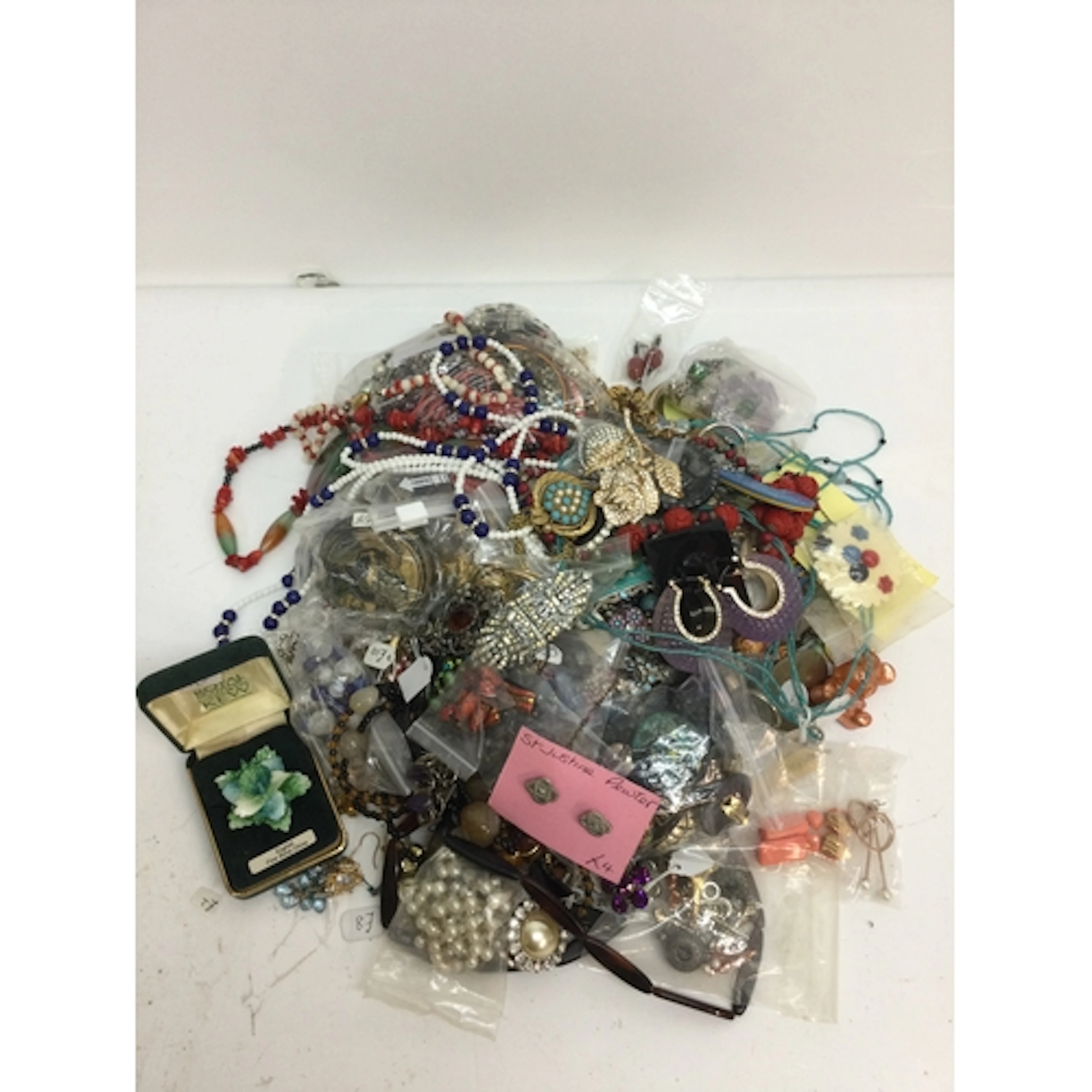 A quantity of vintage costume and modern dress jewellery&nbs...