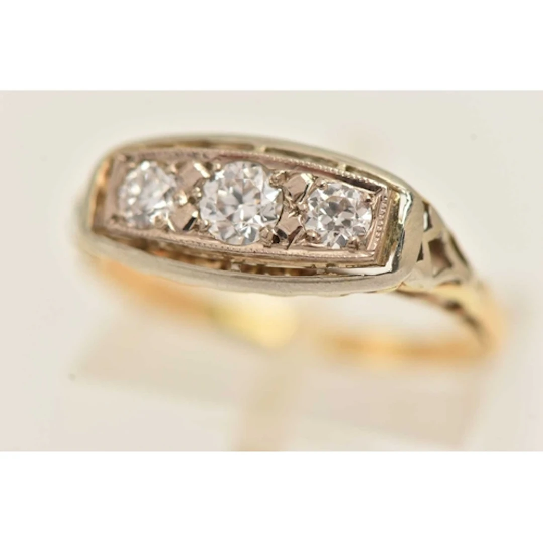 A THREE STONE DIAMOND RING, three round brilliant cut diamon...