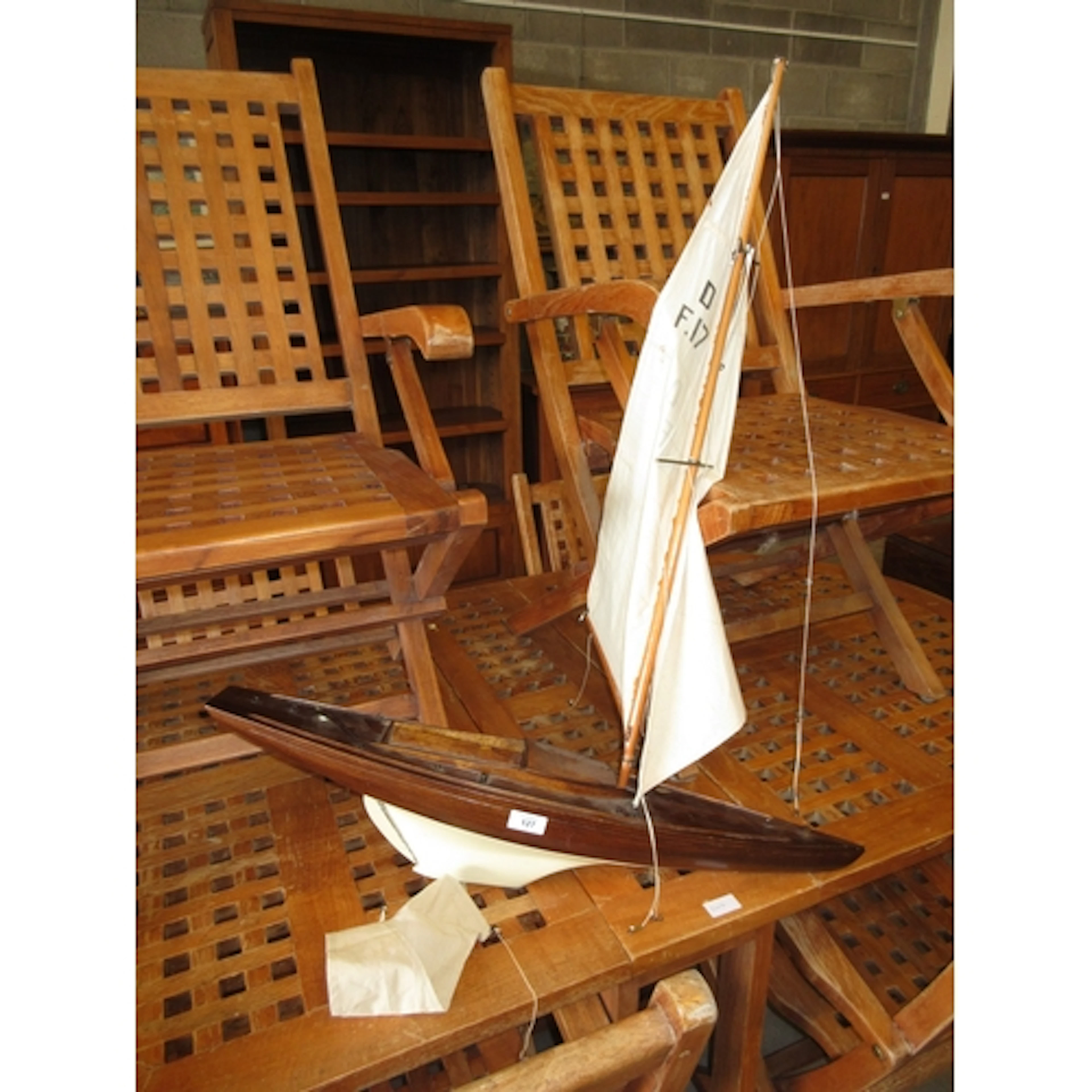 AM China Wooden Hull Pond Yacht, 77cm long