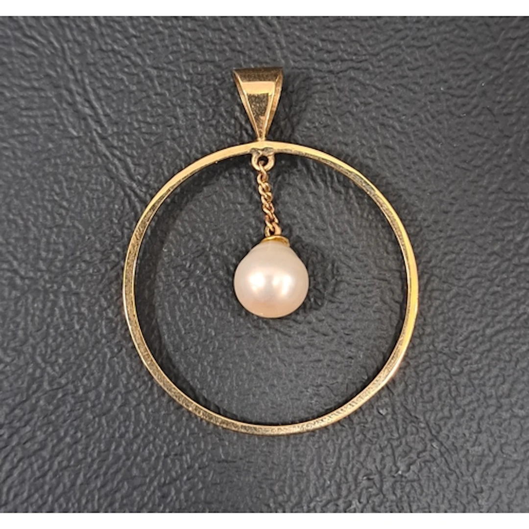 PEARL SET NINE CARAT GOLD PENDANT the pearl drop suspended w...