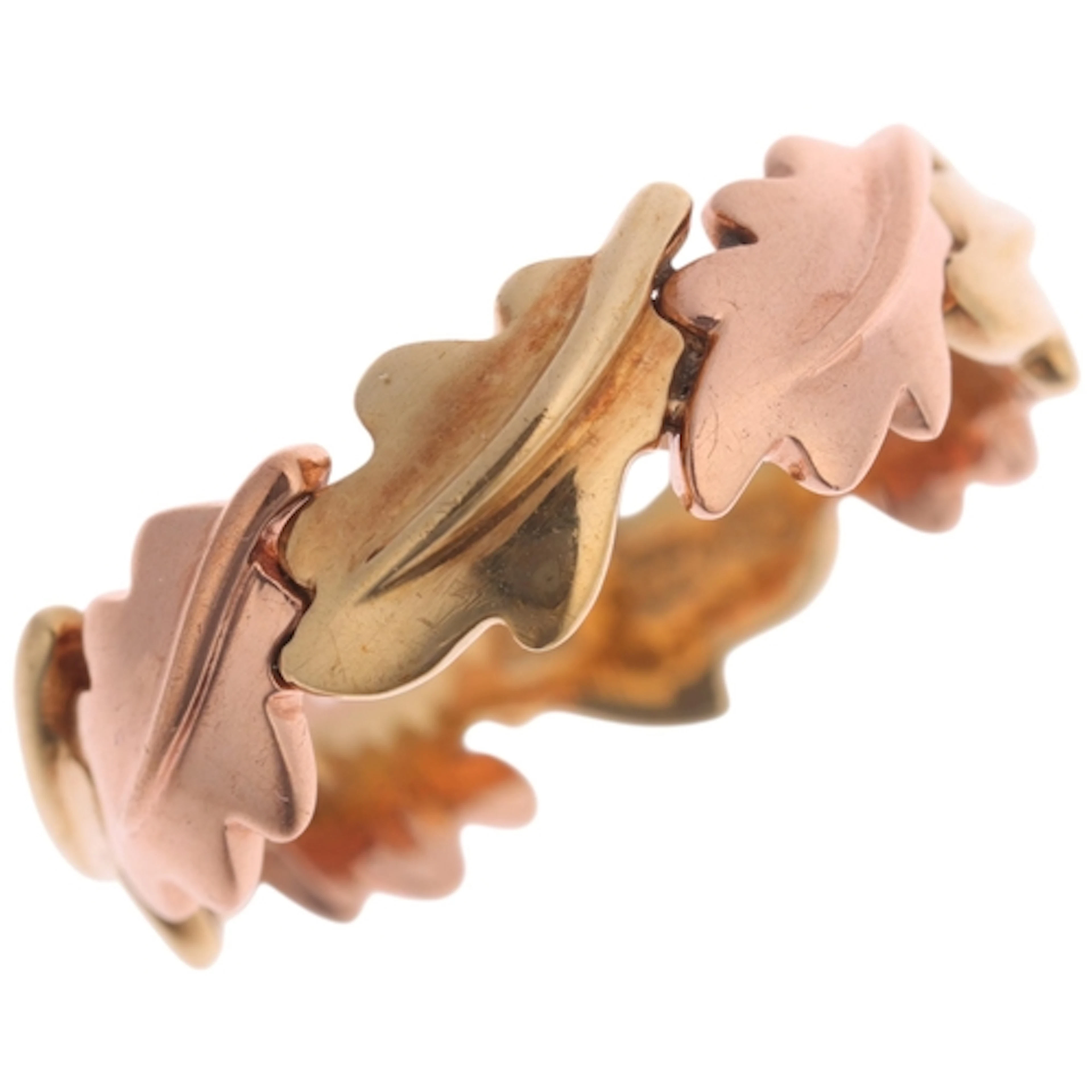 CLOGAU - a Welsh 9ct two-colour gold 'Royal Oak Leaf' band r...