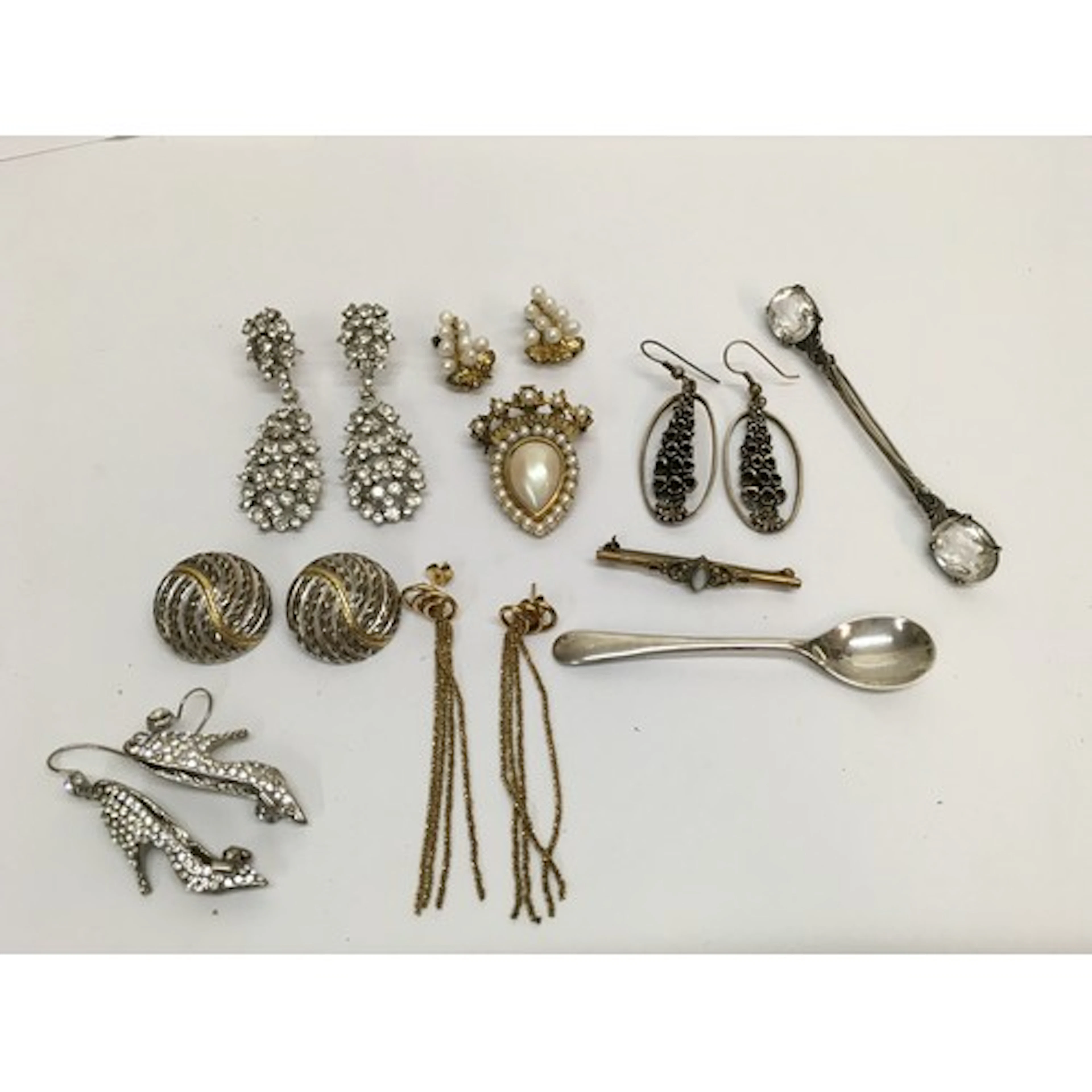 A small group of jewellery including a silver gilt and pearl...