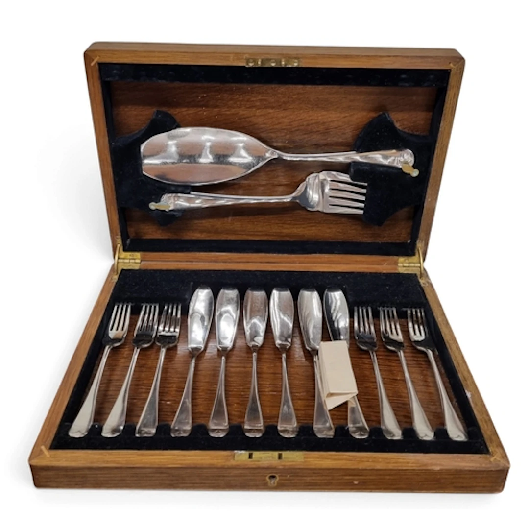 A good cased Dessert Set 35 x 25 cm approx. with Mother of P...