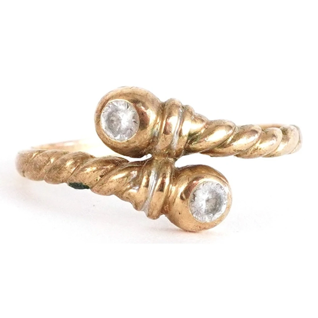 9ct gold clear stone crossover ring, size S, 2.4g.