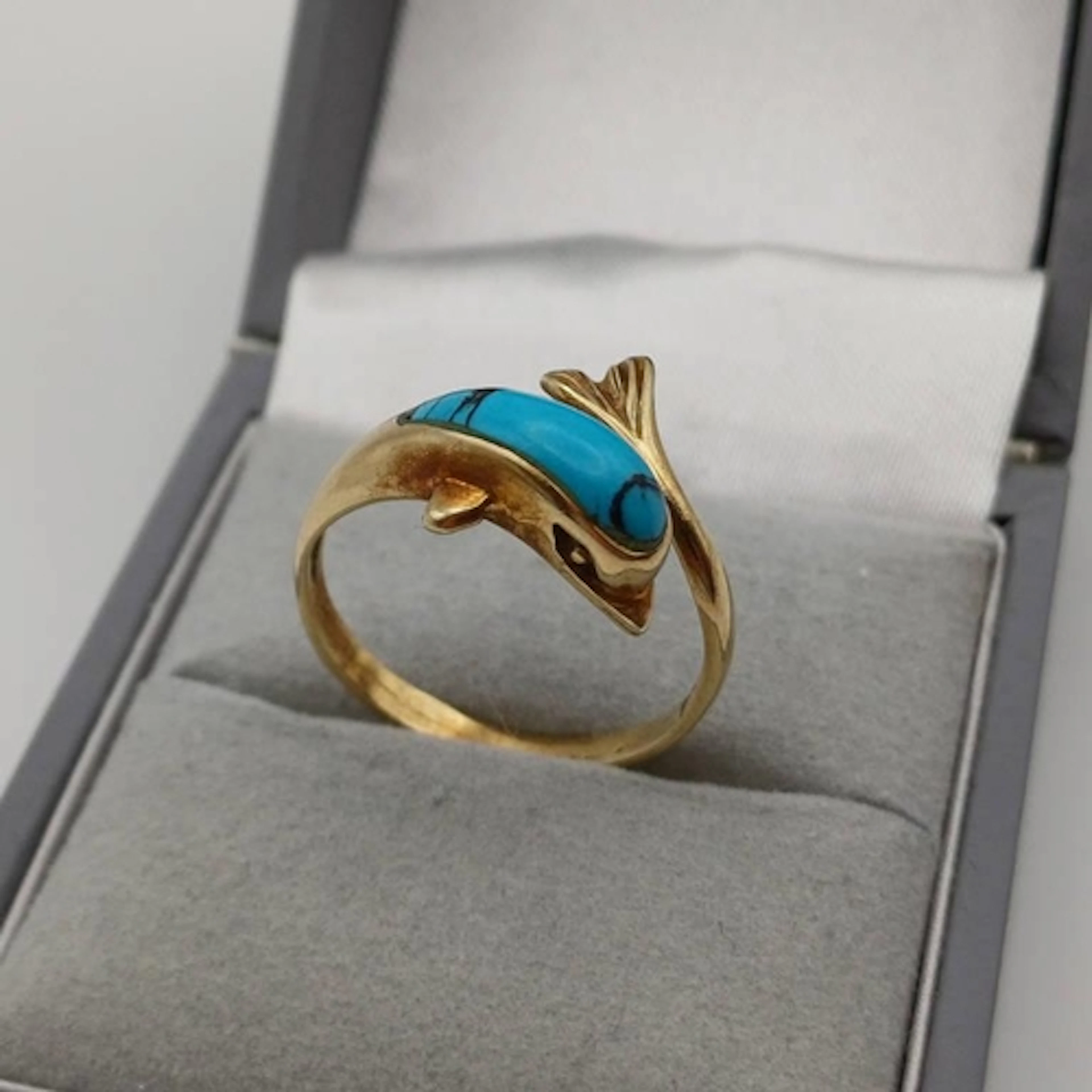 14K GOLD TURQUOISE SET DOLPHIN RING - 2.5G, RING SIZE N