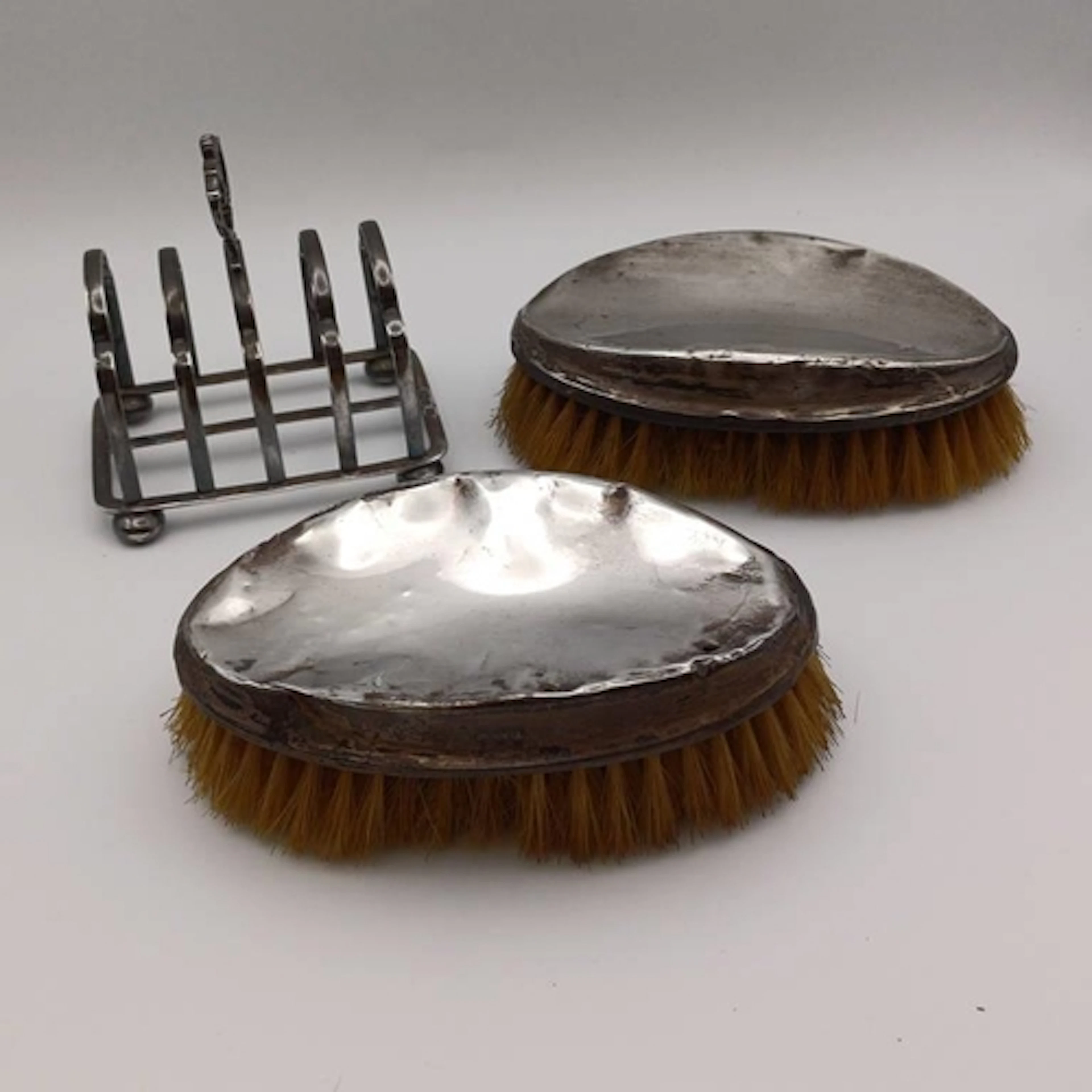 A SILVER 5 BAR TOAST RACK ON 4 BUN FEET BY ATKIN BROTHERS, S...