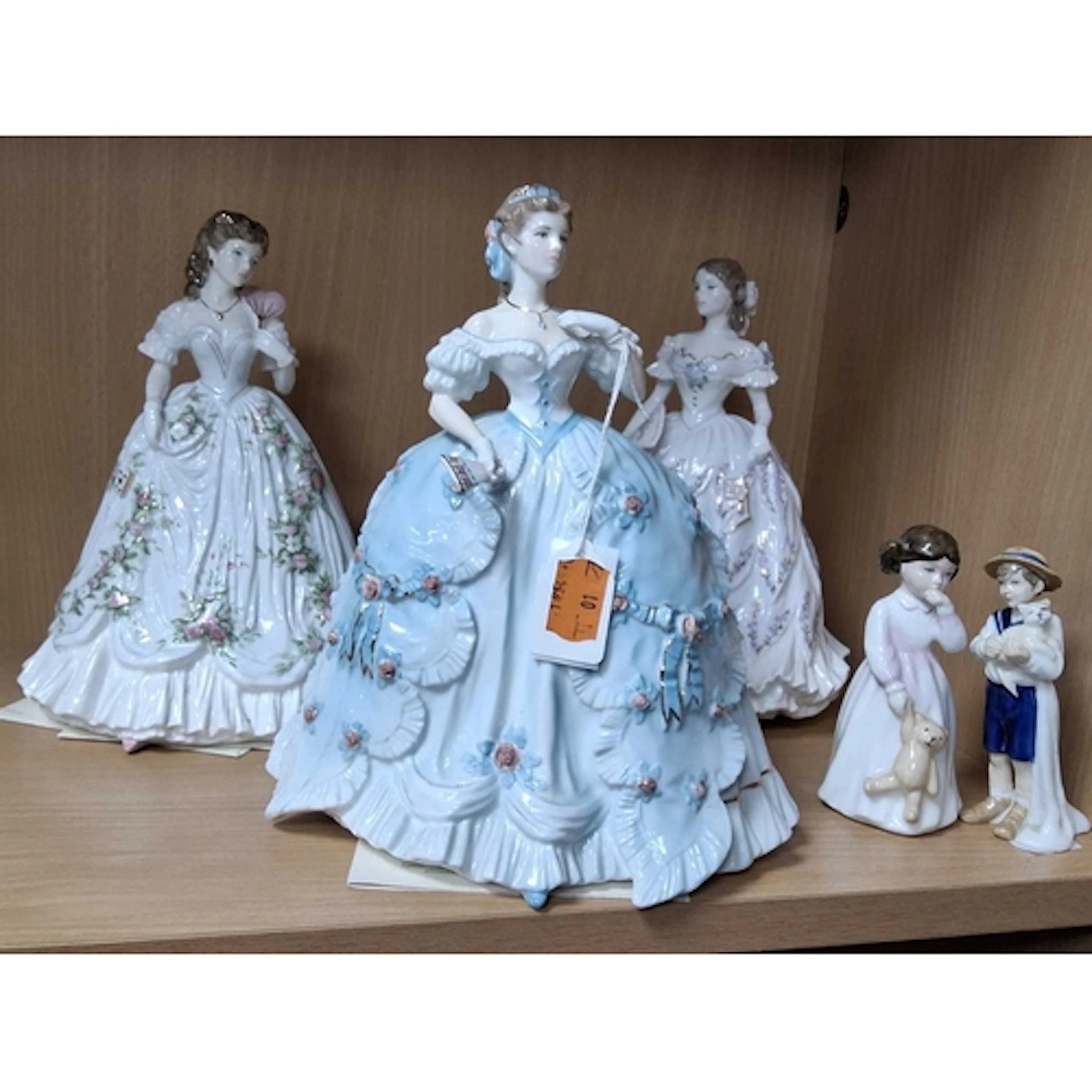 FIVE ROYAL WORCESTER AND ROYAL DOULTON FIGURES, comprising R...