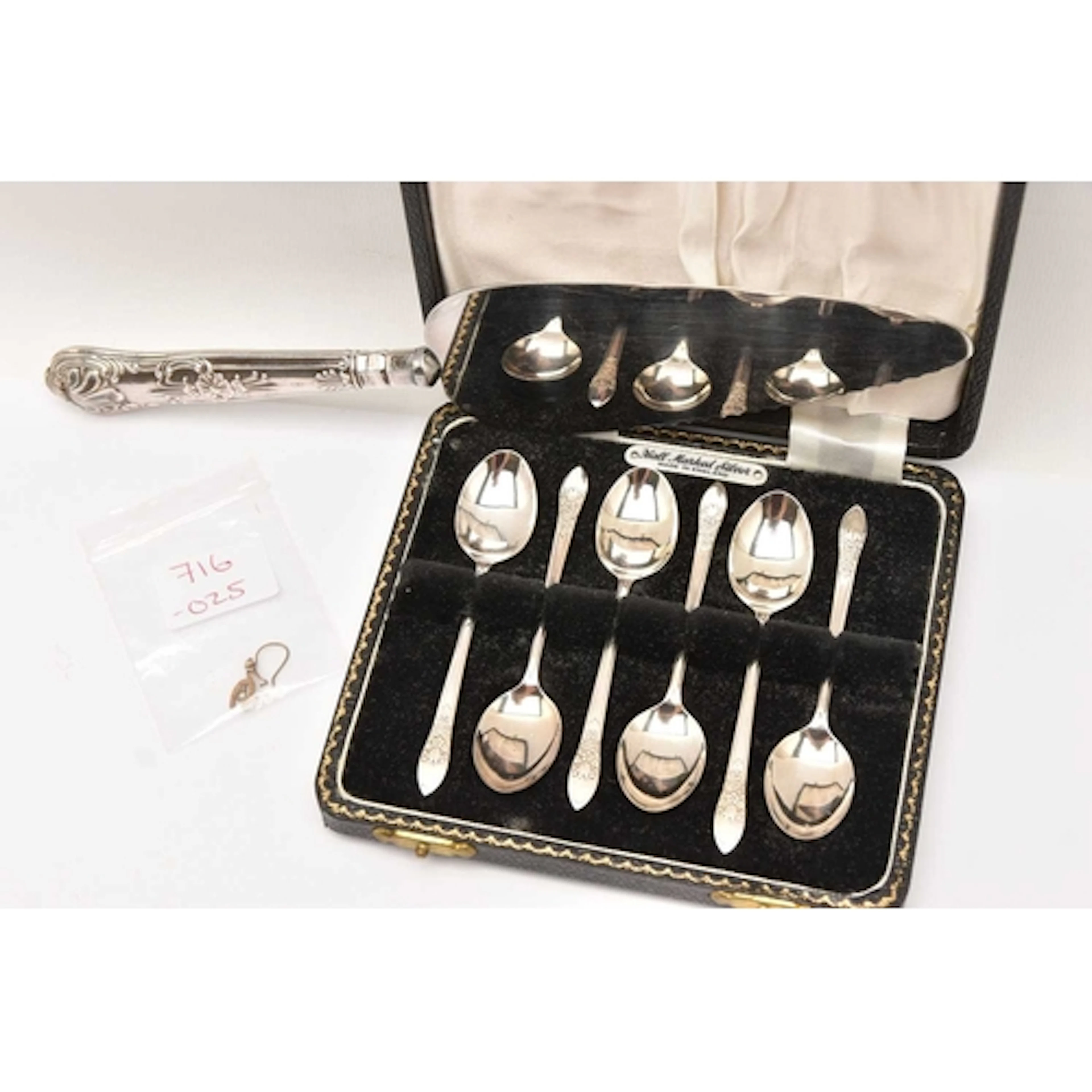 A CASED SET OF SILVER TEASPOONS, A PIE SERVER AND A SINGLE Y...