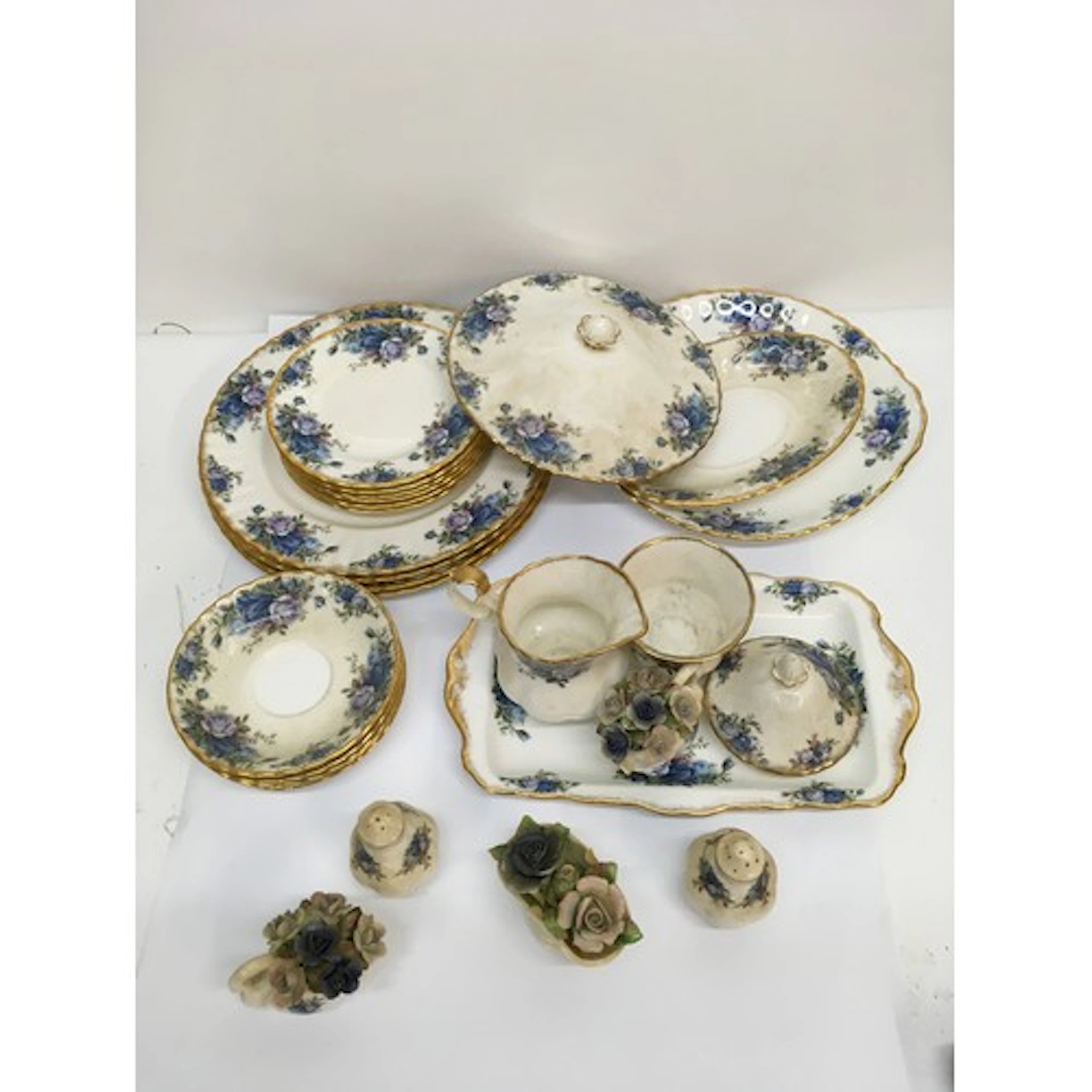 A group of Royal Albert ‘Moonlight Rose’ china