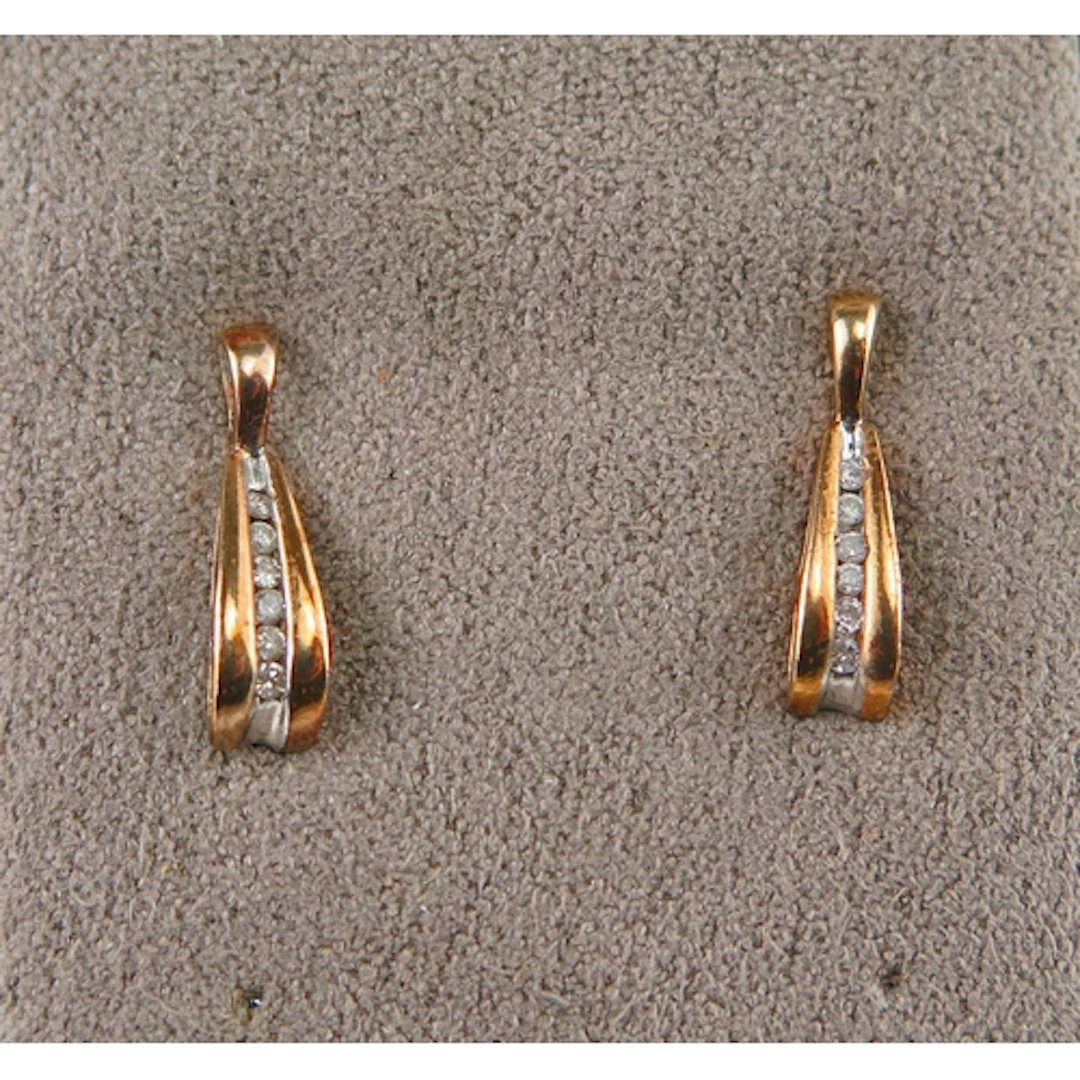 A pair of diamond drop earrings in 9K yellow gold earrings, ...