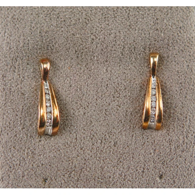 A pair of diamond drop earrings in 9K yellow gold earrings, ...