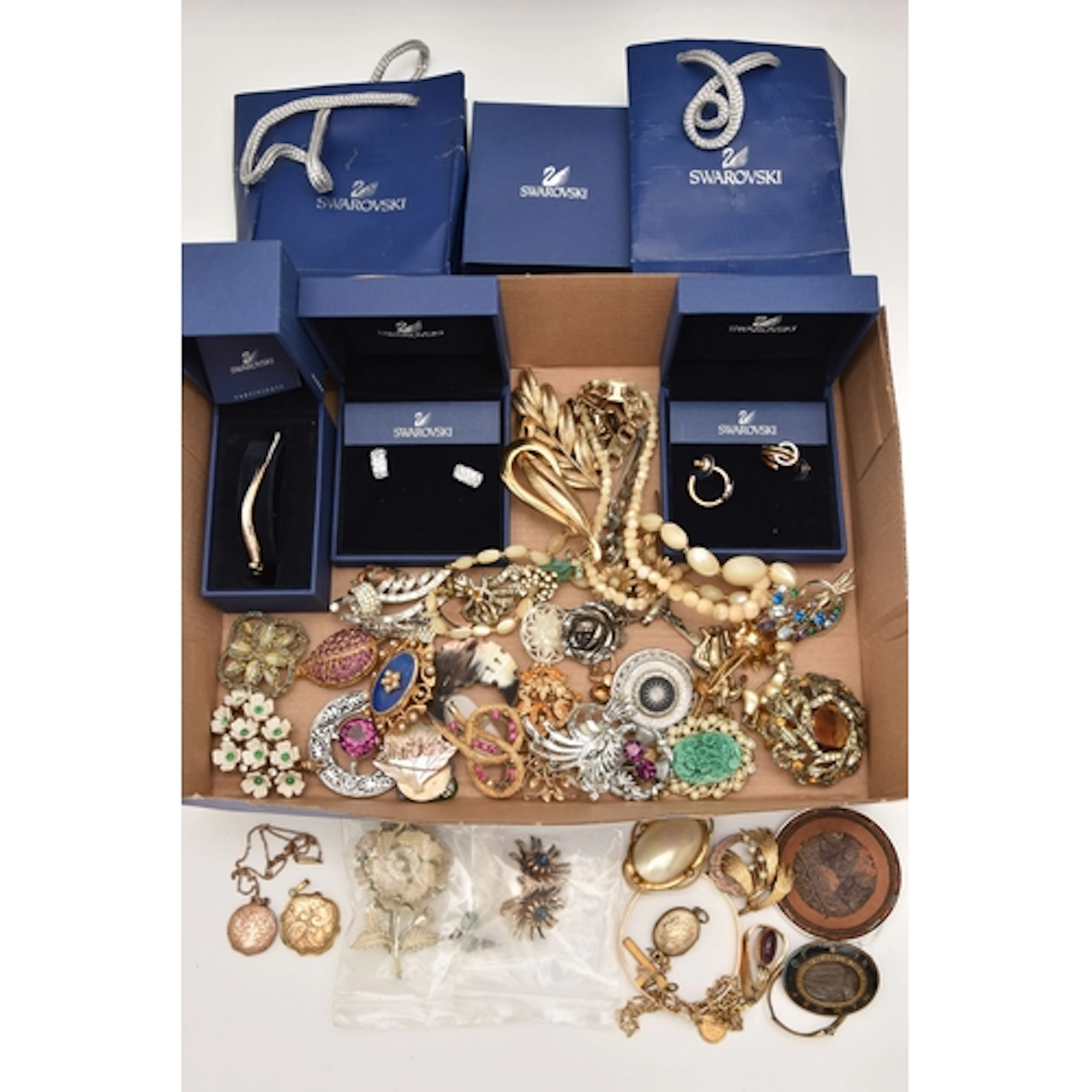 A BOX OF ASSORTED COSTUME JEWELLERY, to include a 9ct gold m...