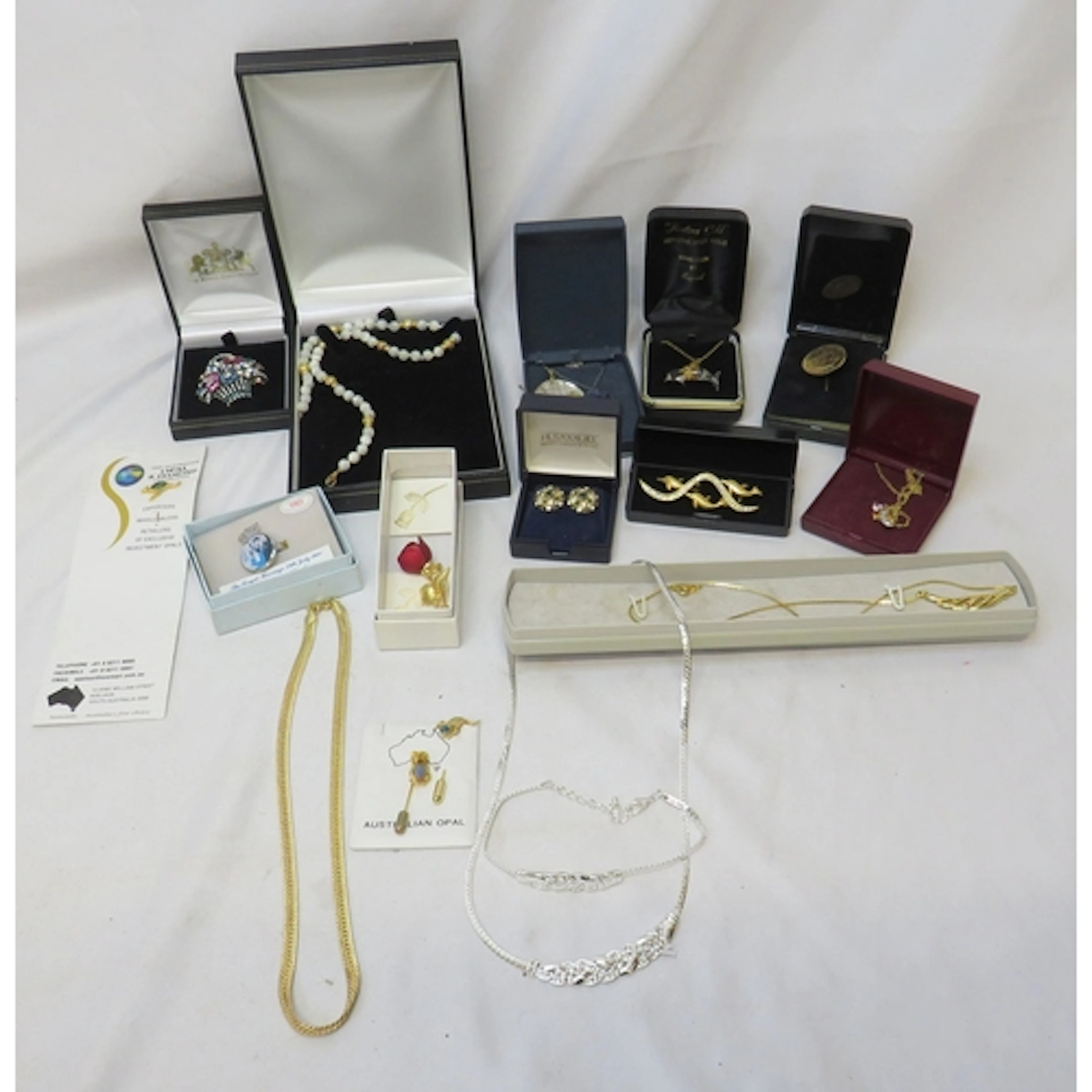 Boxed Vintage Jewellery incl. 2 pin brooches set with Austra...
