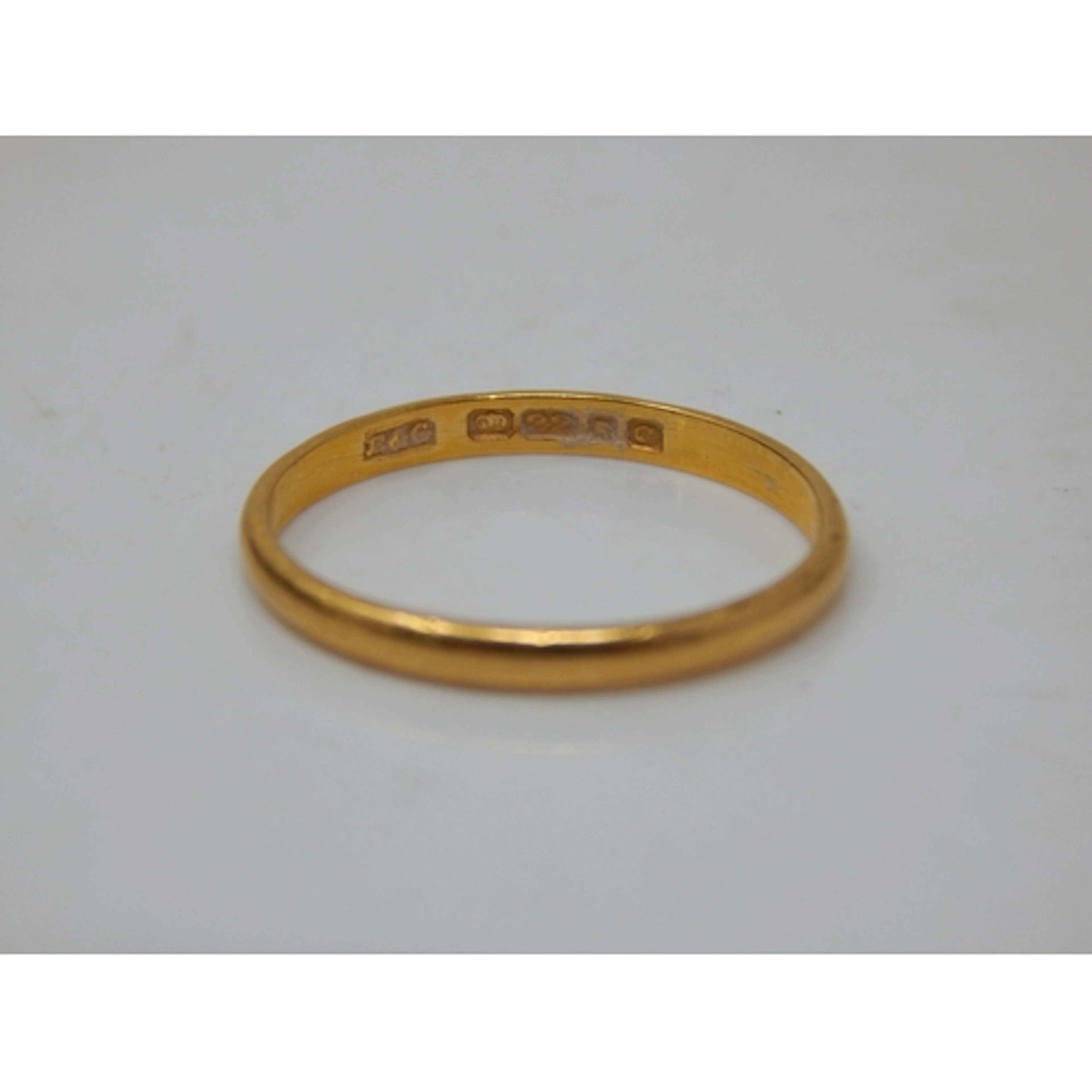 22ct Gold Wedding Ring: Size P: Weight 2.00g