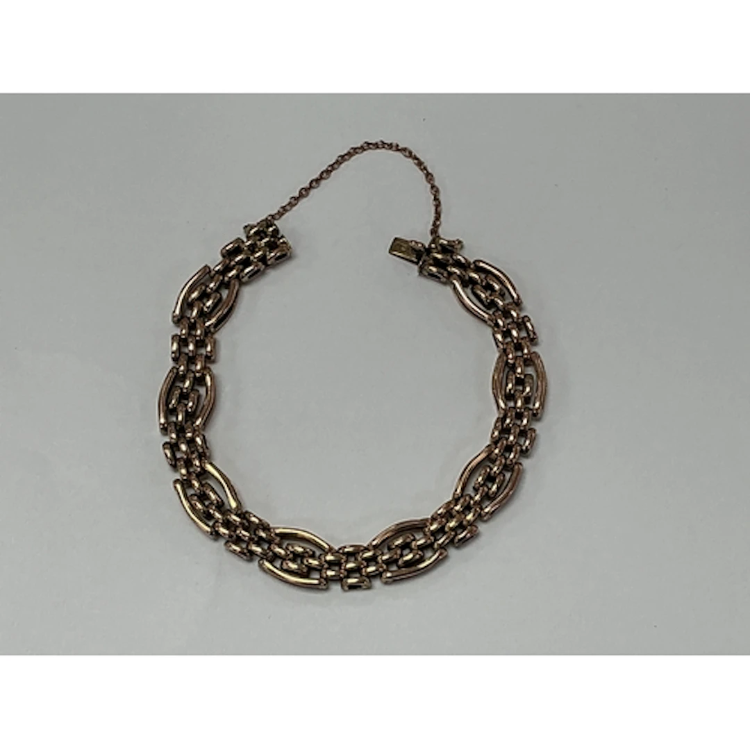 A 9ct gold chain link bracelet. Approx 9cm.14.37g