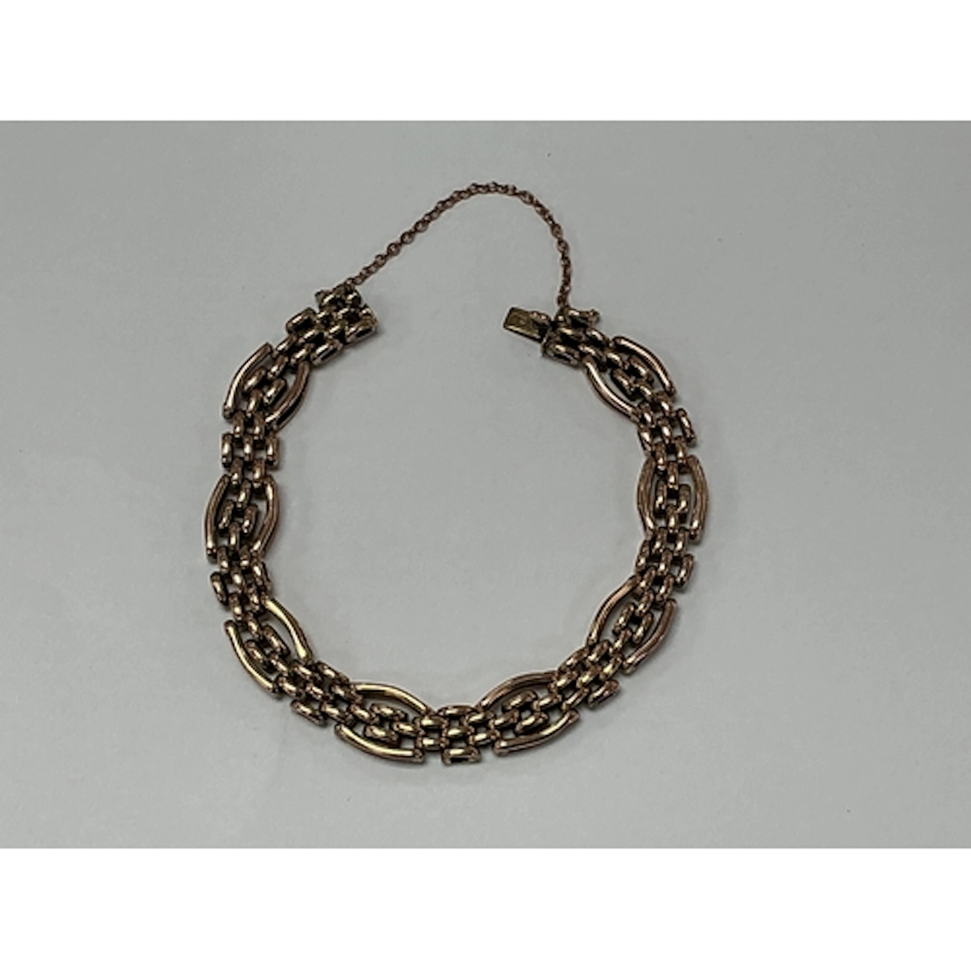 A 9ct gold chain link bracelet. Approx 9cm.14.37g