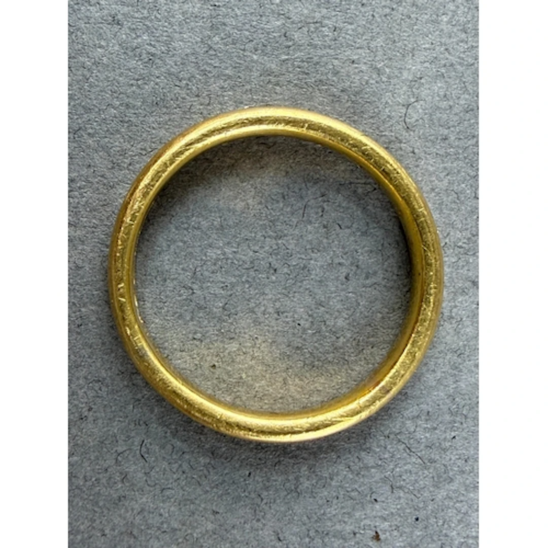Jewellery: a 22ct yellow gold wedding band, Birmingham hallm...