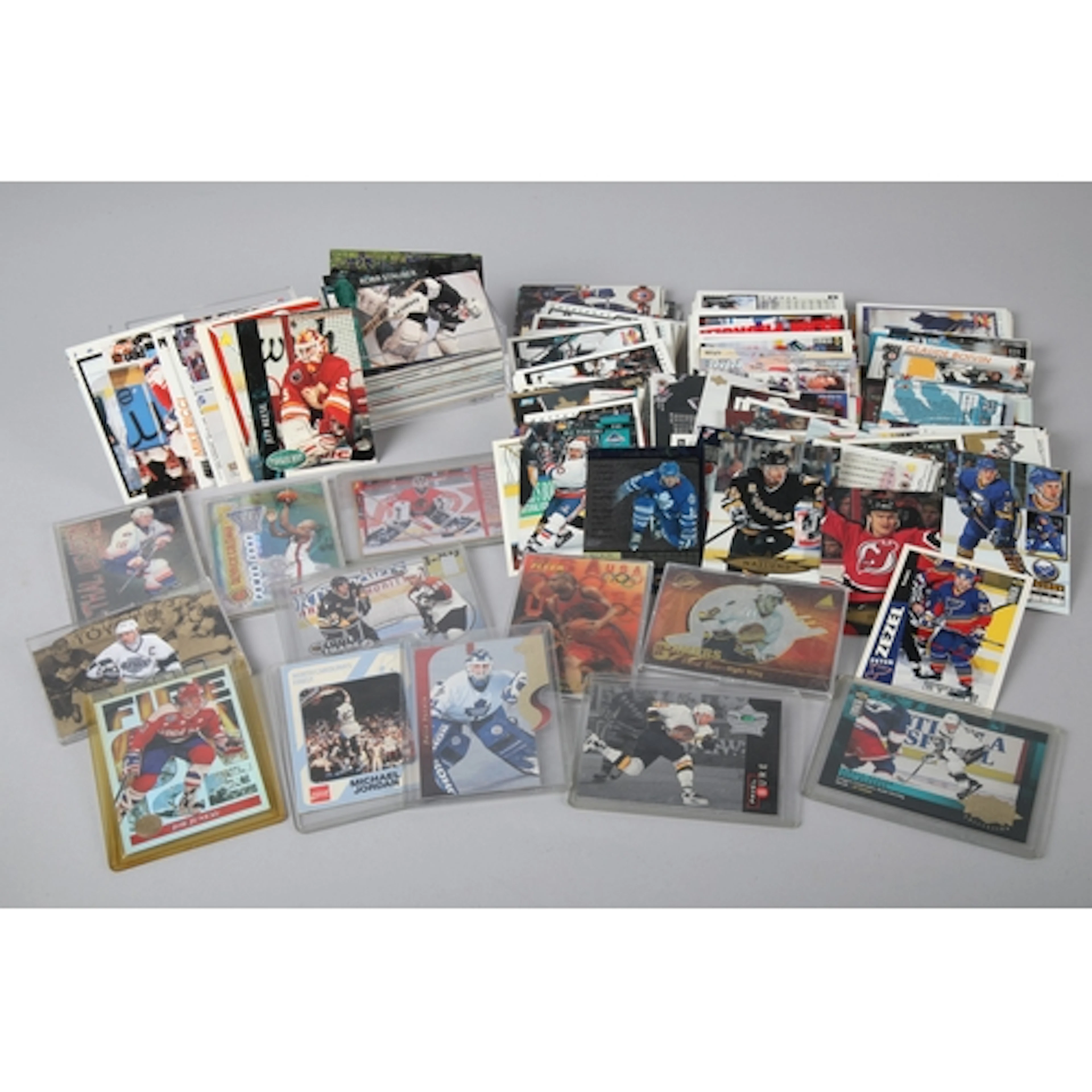 Assorted ice hockey collectors cards.