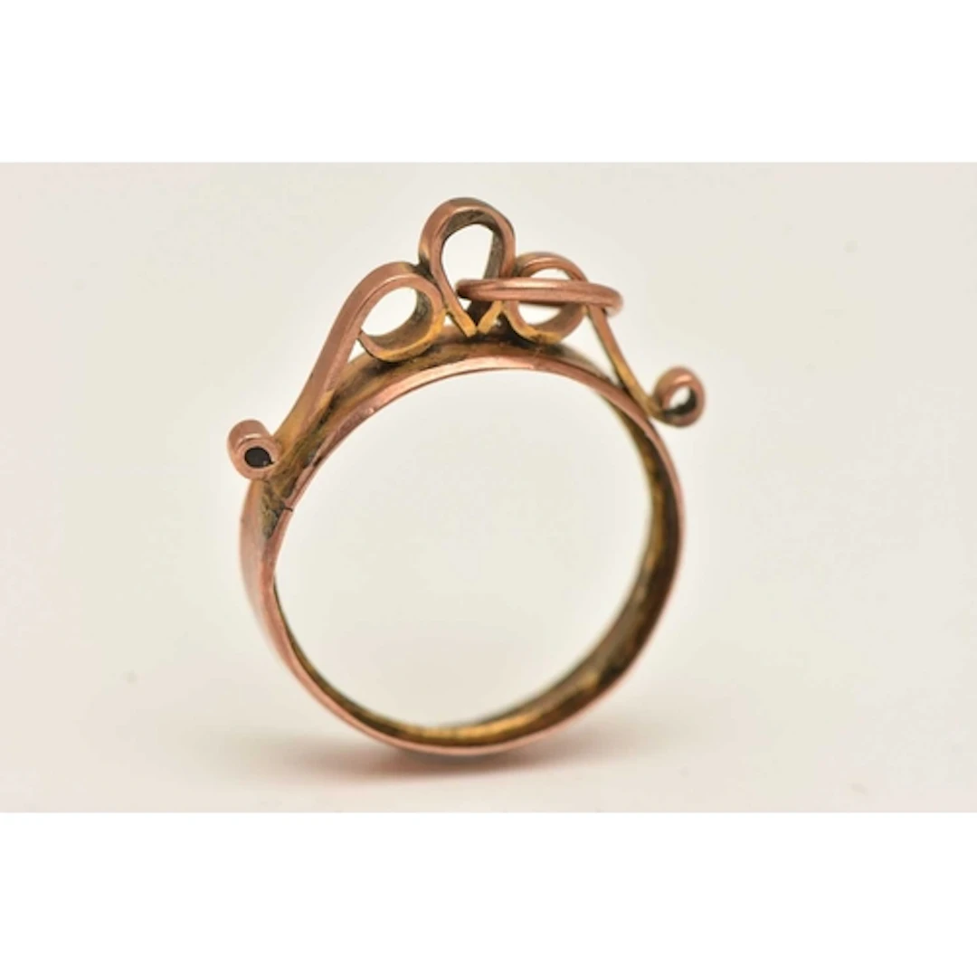 A ROSE METAL COIN MOUNT, stamped 9ct, approximate gross weig...