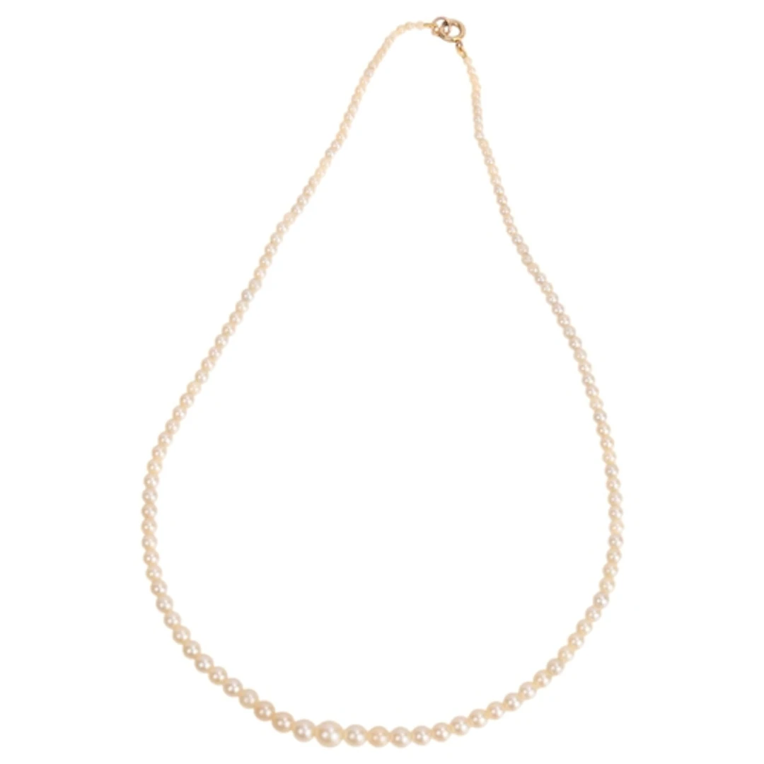 A single-row pearl bead necklace, graduated pearls measure: ...