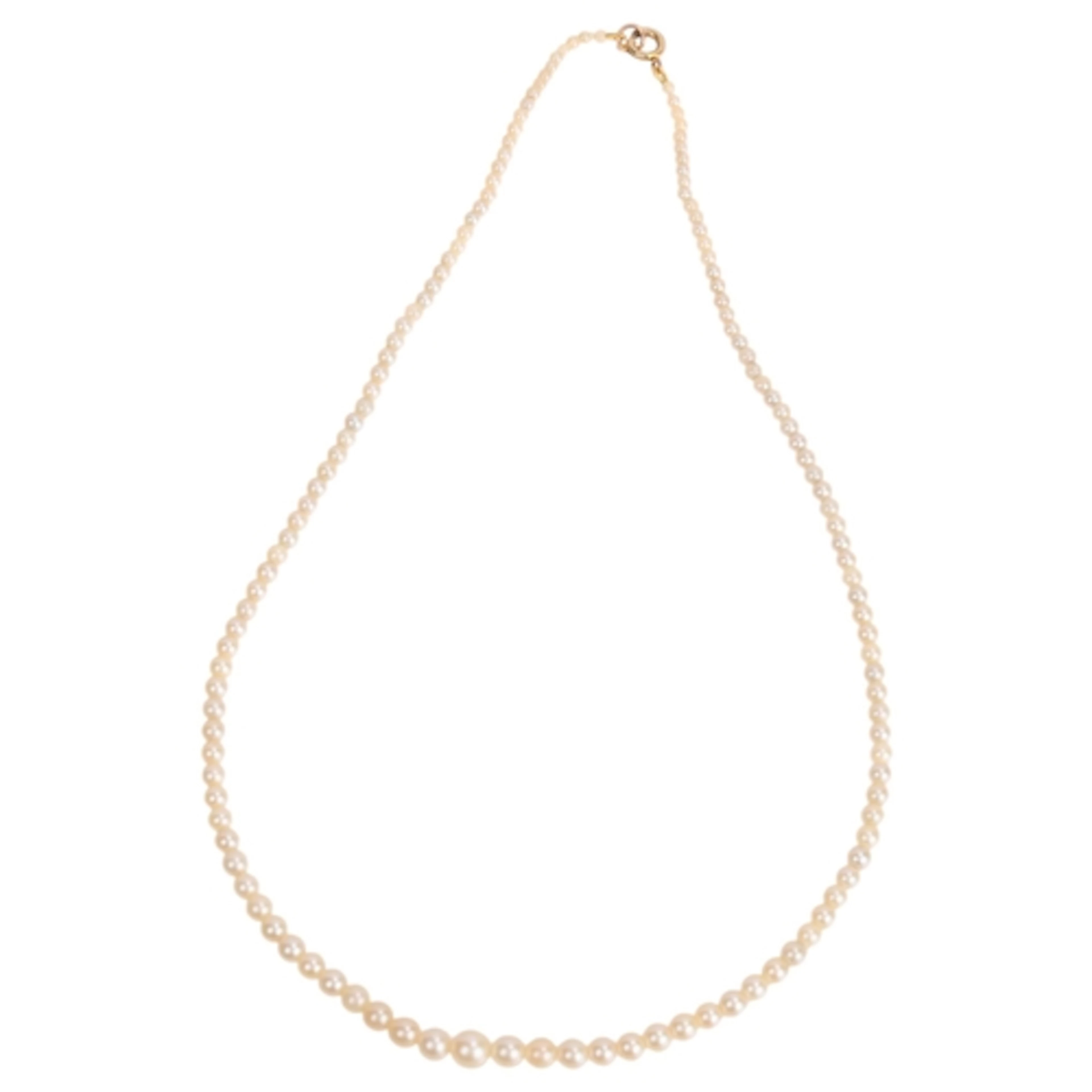 A single-row pearl bead necklace, graduated pearls measure: ...
