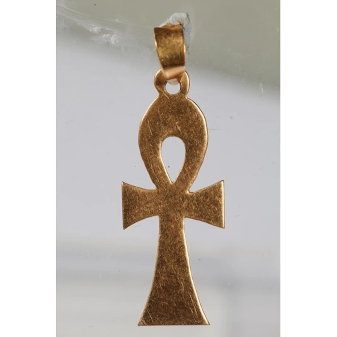 Gold tone ankh pendant stamped '١٨', i.e 18 in Arabic, 1.3g....