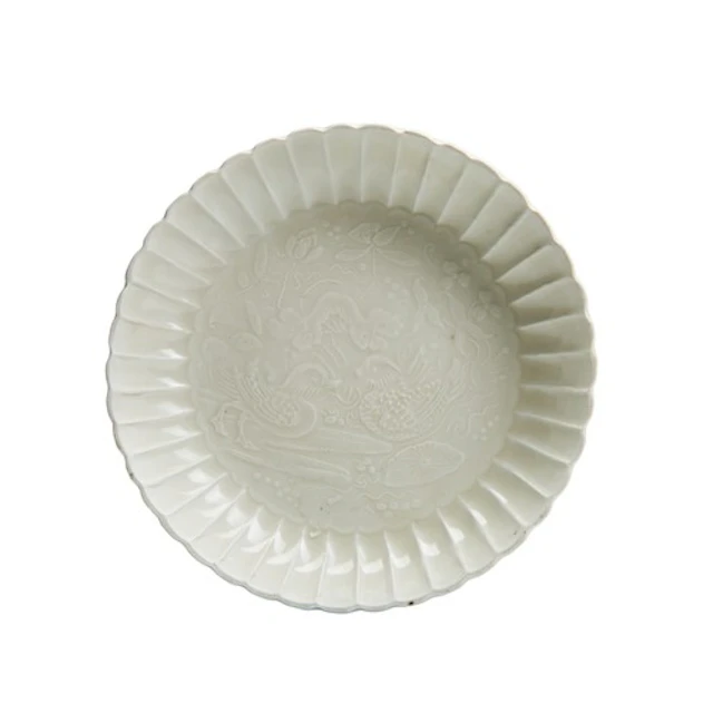 A FINELY MOLDED CHRYSANTHEMUM-SHAPED DING DISH DECORATED WIT...