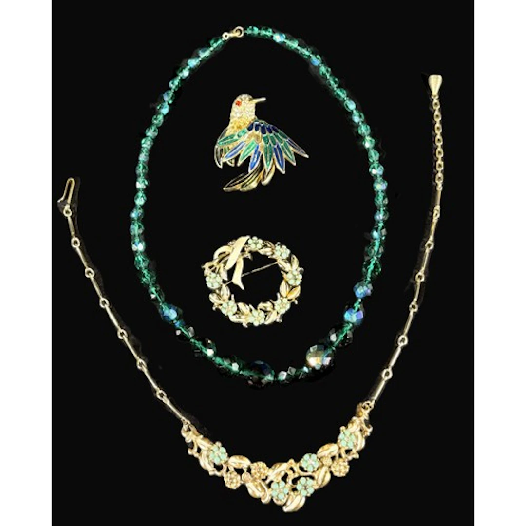 A 1950's necklace and costume jewellery.