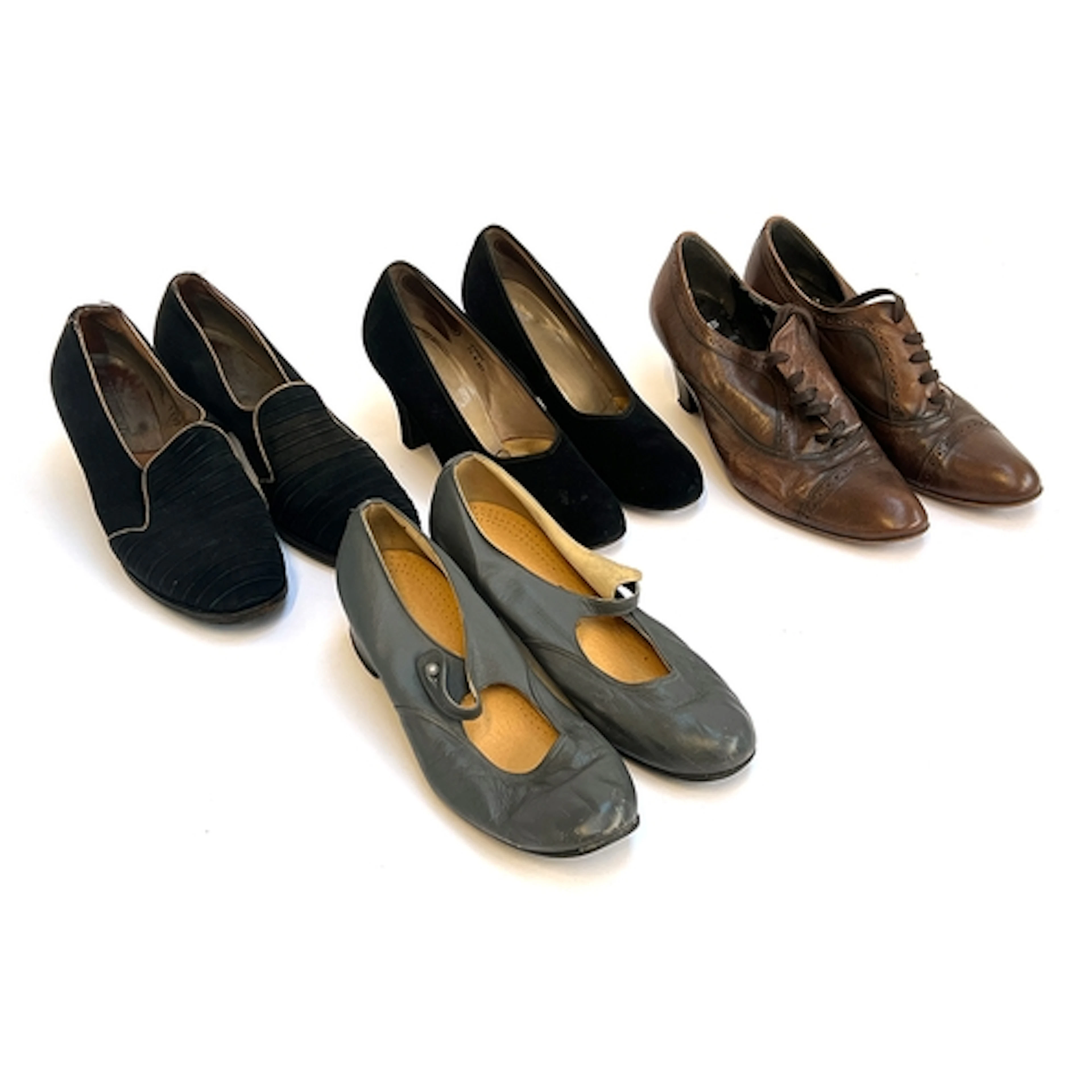 Four pairs of vintage ladies shoes, to include two pairs of ...