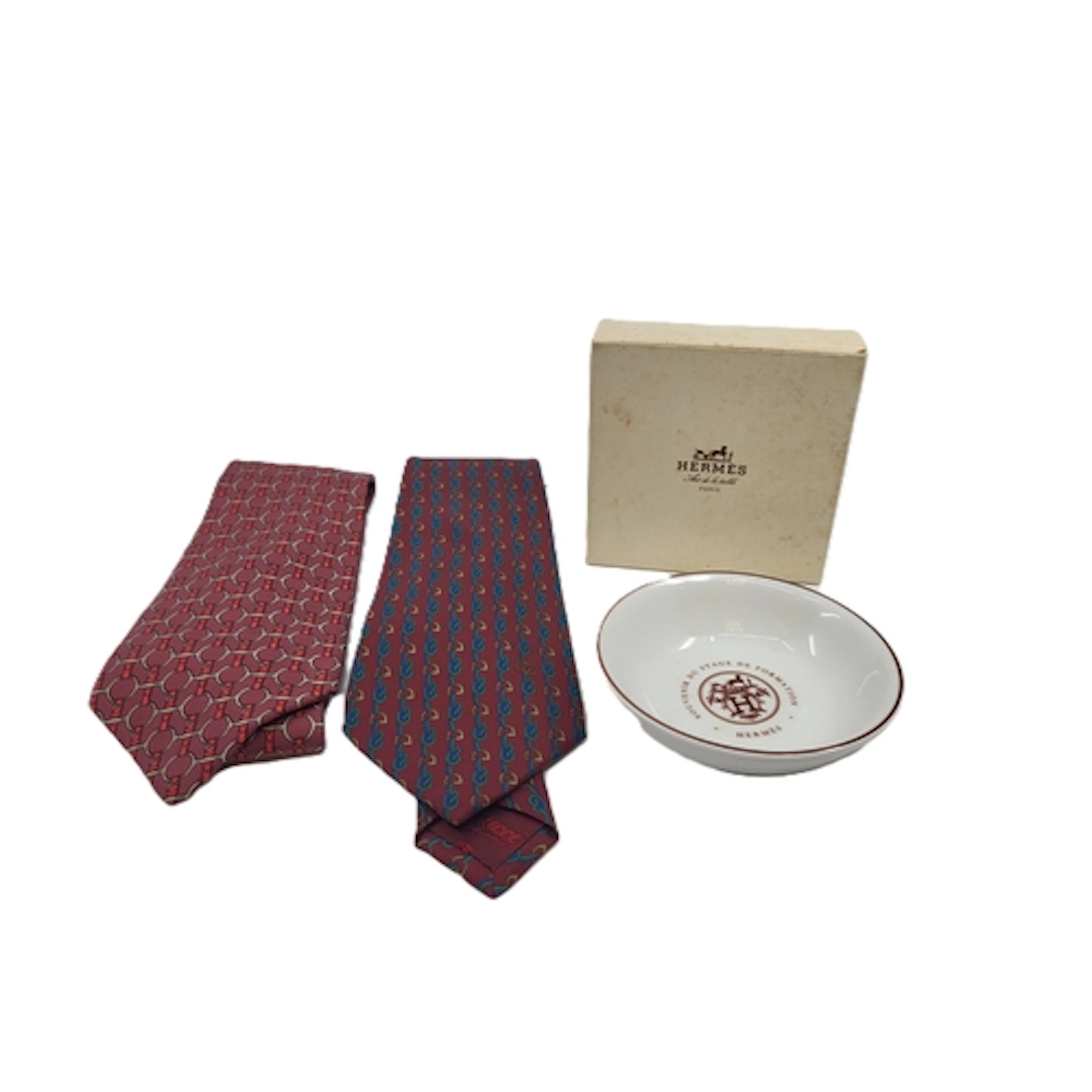 GENTLEMEN'S DRESSING ROOM ITEMS, to include a circular Herme...