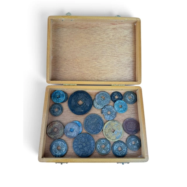 A COLLECTION OF CHINESE COINS Largest 4.5cm