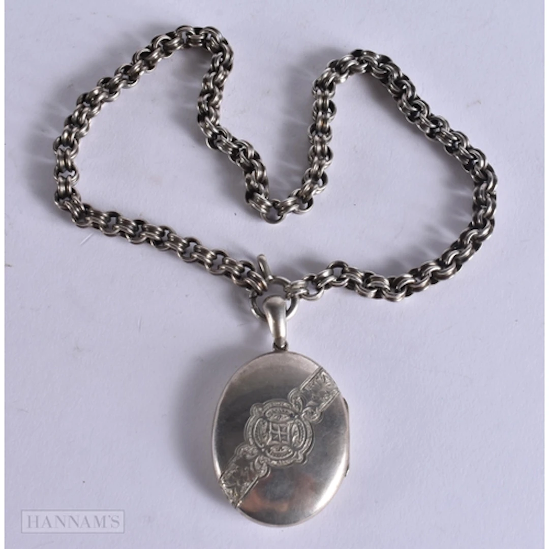 AN ANTIQUE WHITE METAL LOCKET NECKLACE. 37 grams. 42 cm long...