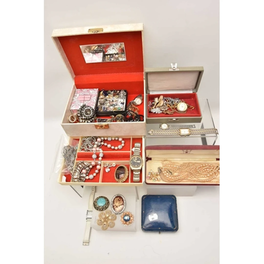 A COLLECTION OF COSTUME JEWELLERY, ONE SINGLE YELLOW METAL D...
