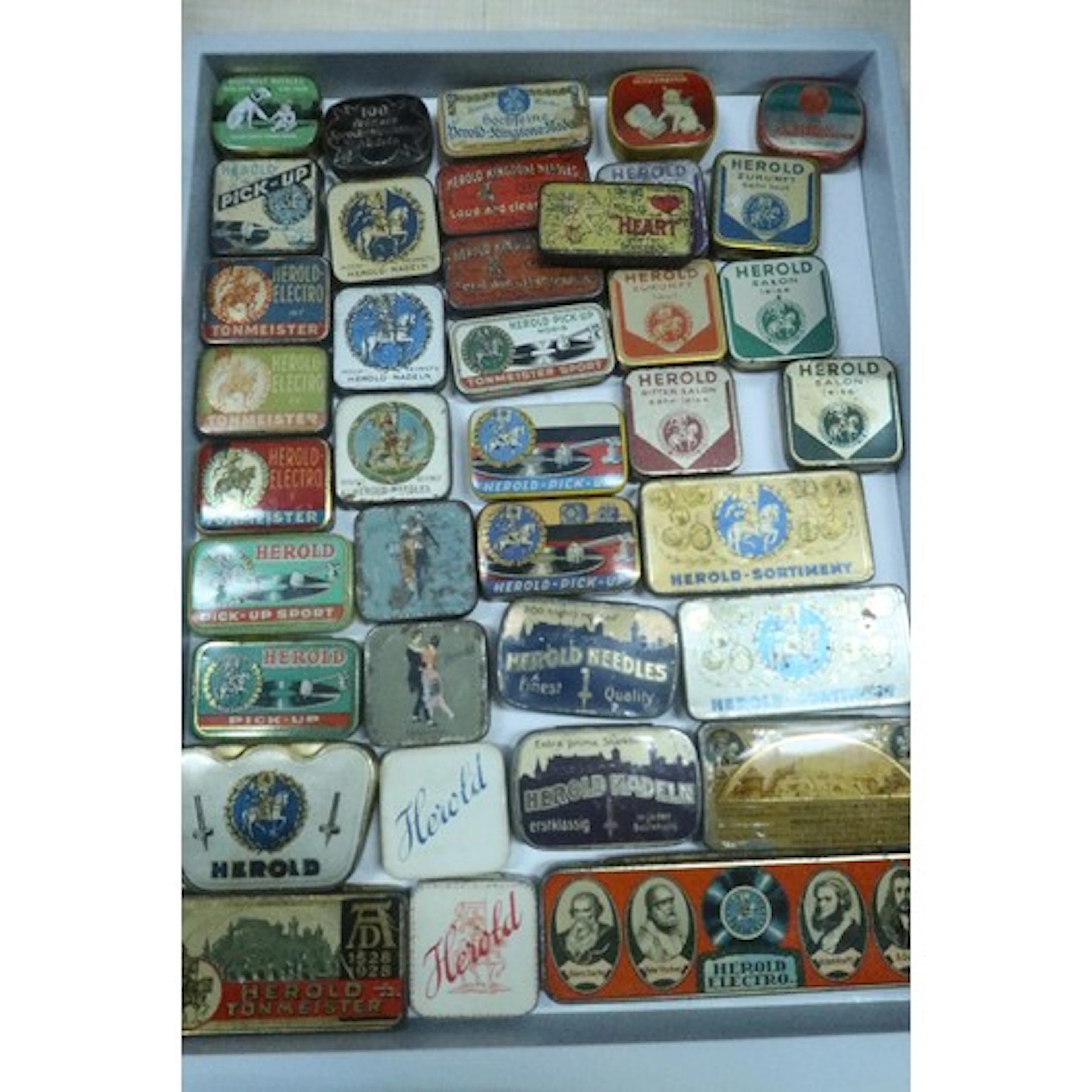 A tray of vintage gramophone needle tins