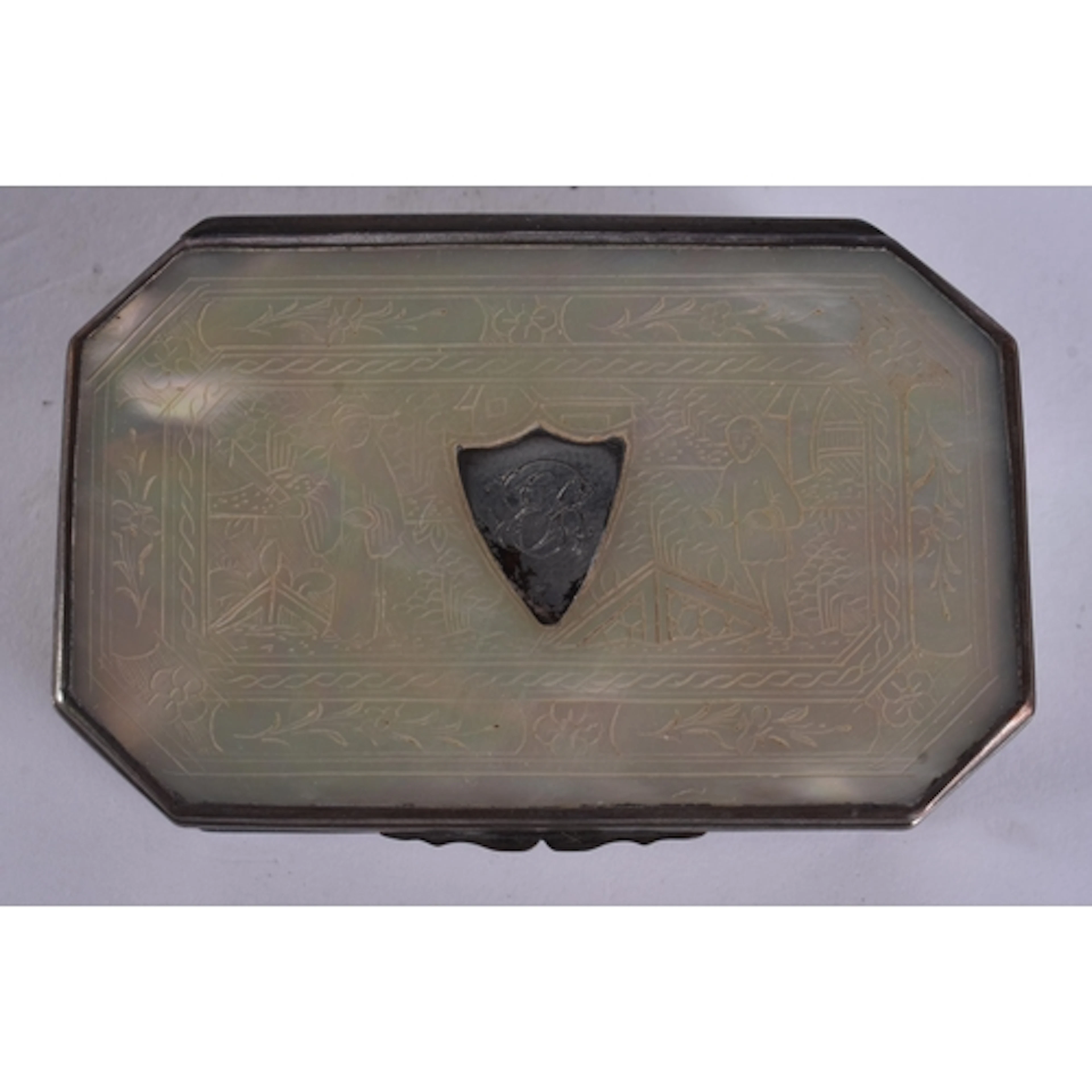 AN 18TH CENTURY CHINESE MOTHER OF PEARL SNUFF BOX Late Qianl...