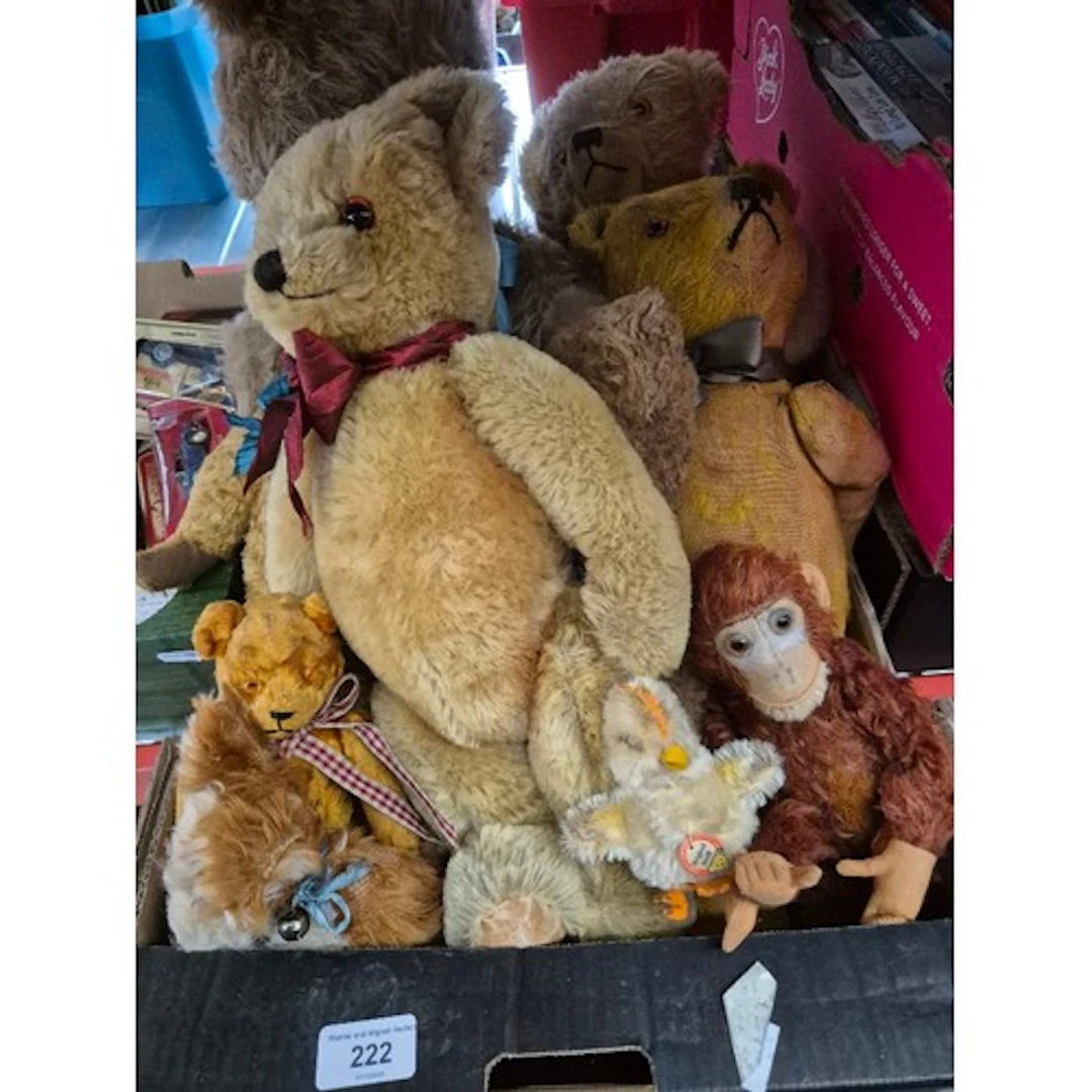 A box of assorted vintage soft toys to include Steiff etc.