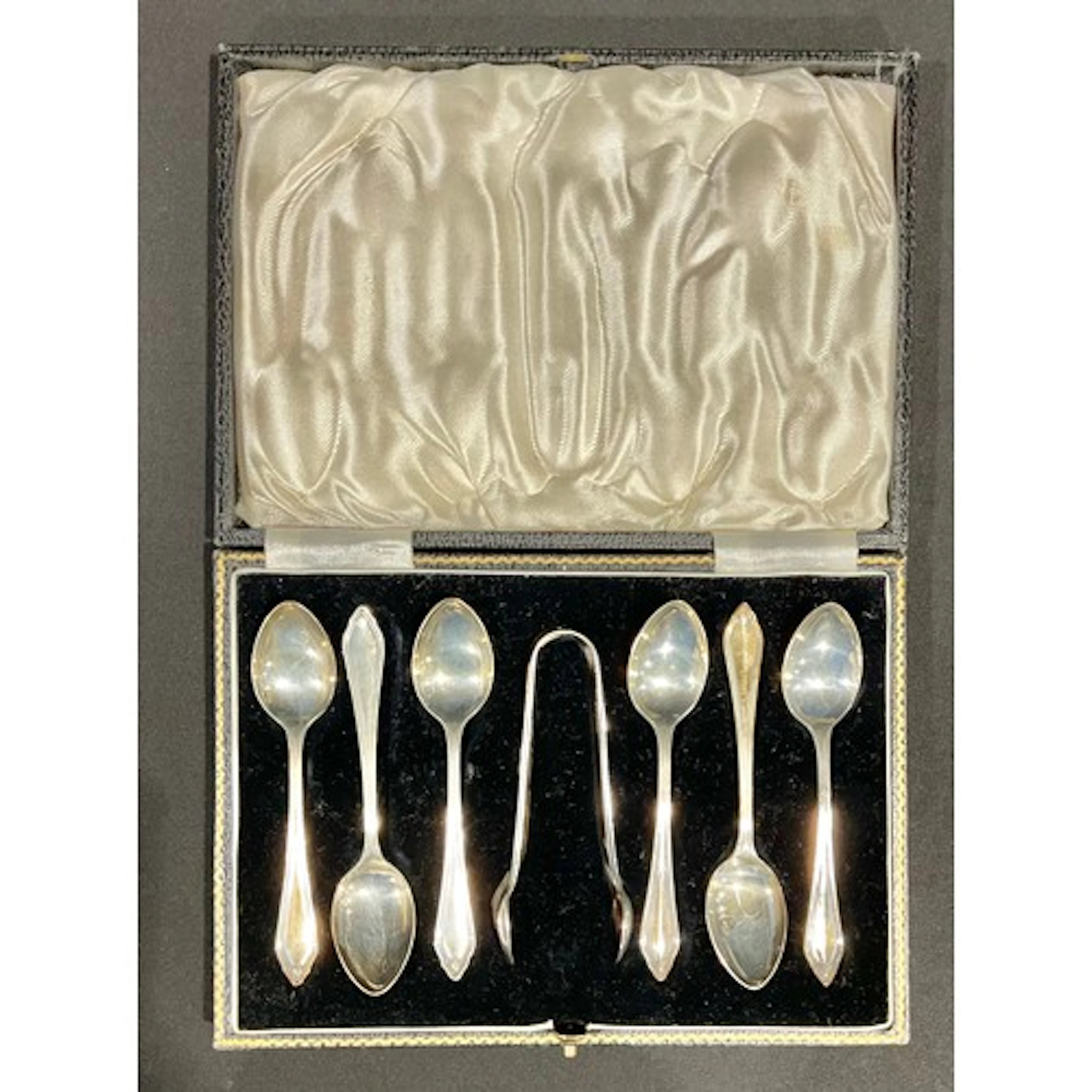 A set of six George VI silver teaspoons, 11cm long, Sheffiel...