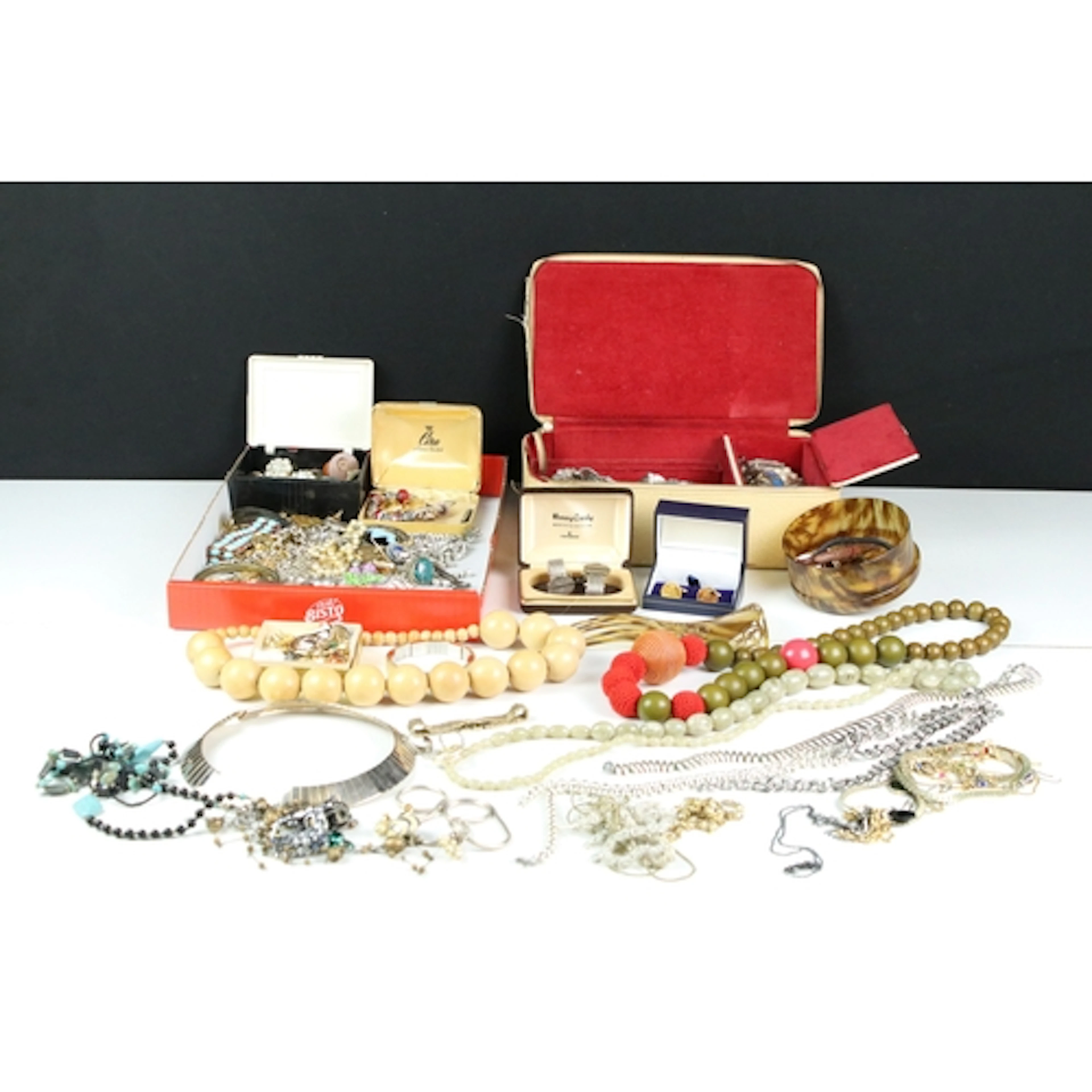 Collection of vintage costume jewellery to include brooches,...