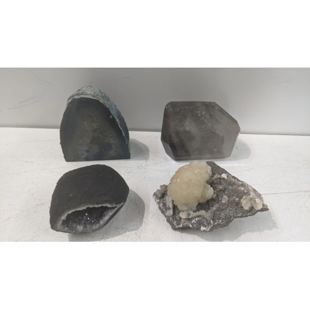 Crystalliser stones to include a piece of blue agate, a crys...