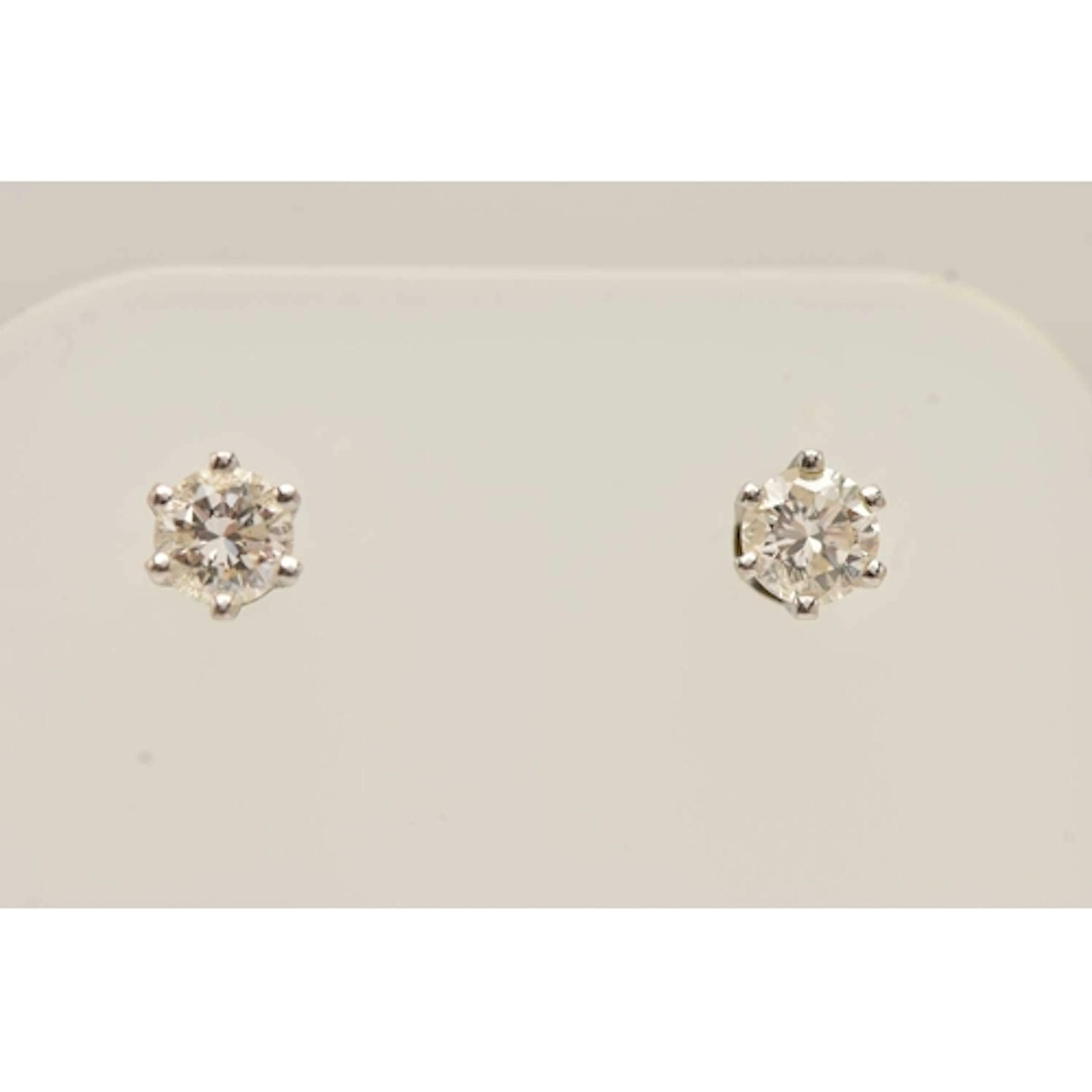 A PAIR OF 18CT GOLD DIAMOND STUD EARRINGS, round brilliant c...