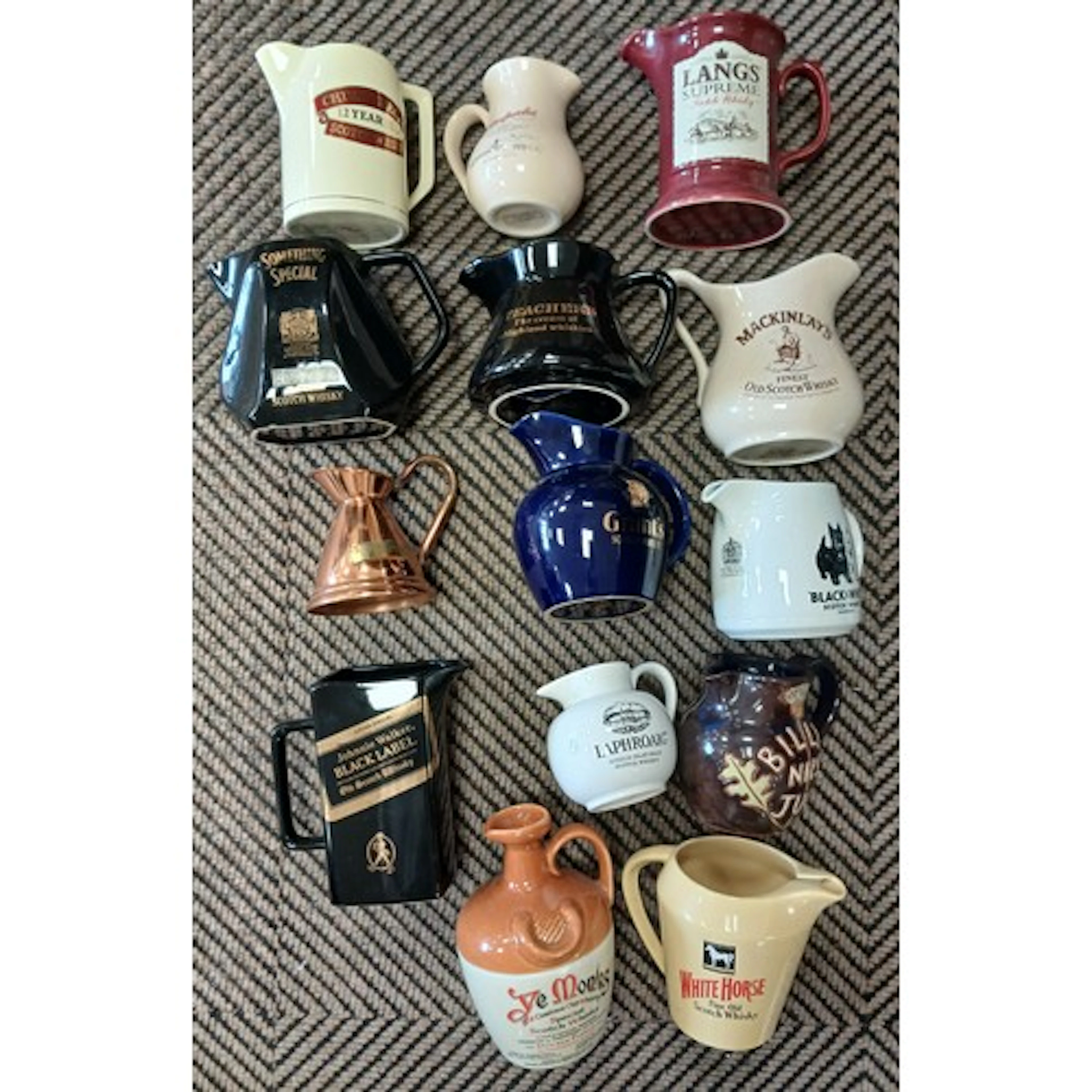 Collection of Whisky jugs to include Black and White, Johnny...