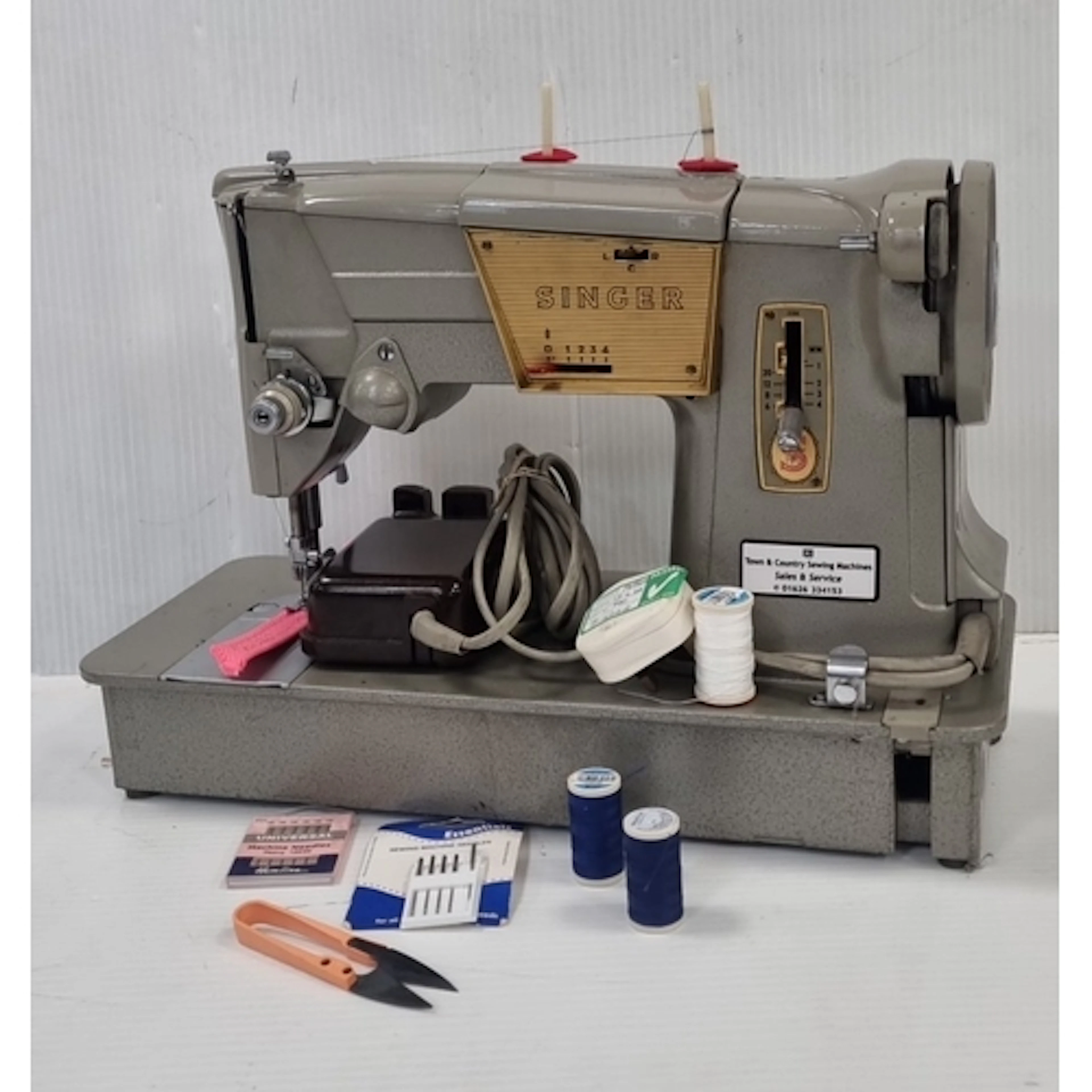 Singer Electric Sewing Machine with Case and Accessories
