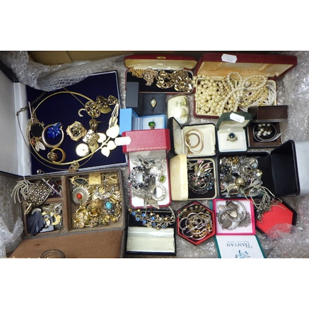 A qty of costume jewellery to inc necklaces, bracelets, broo...