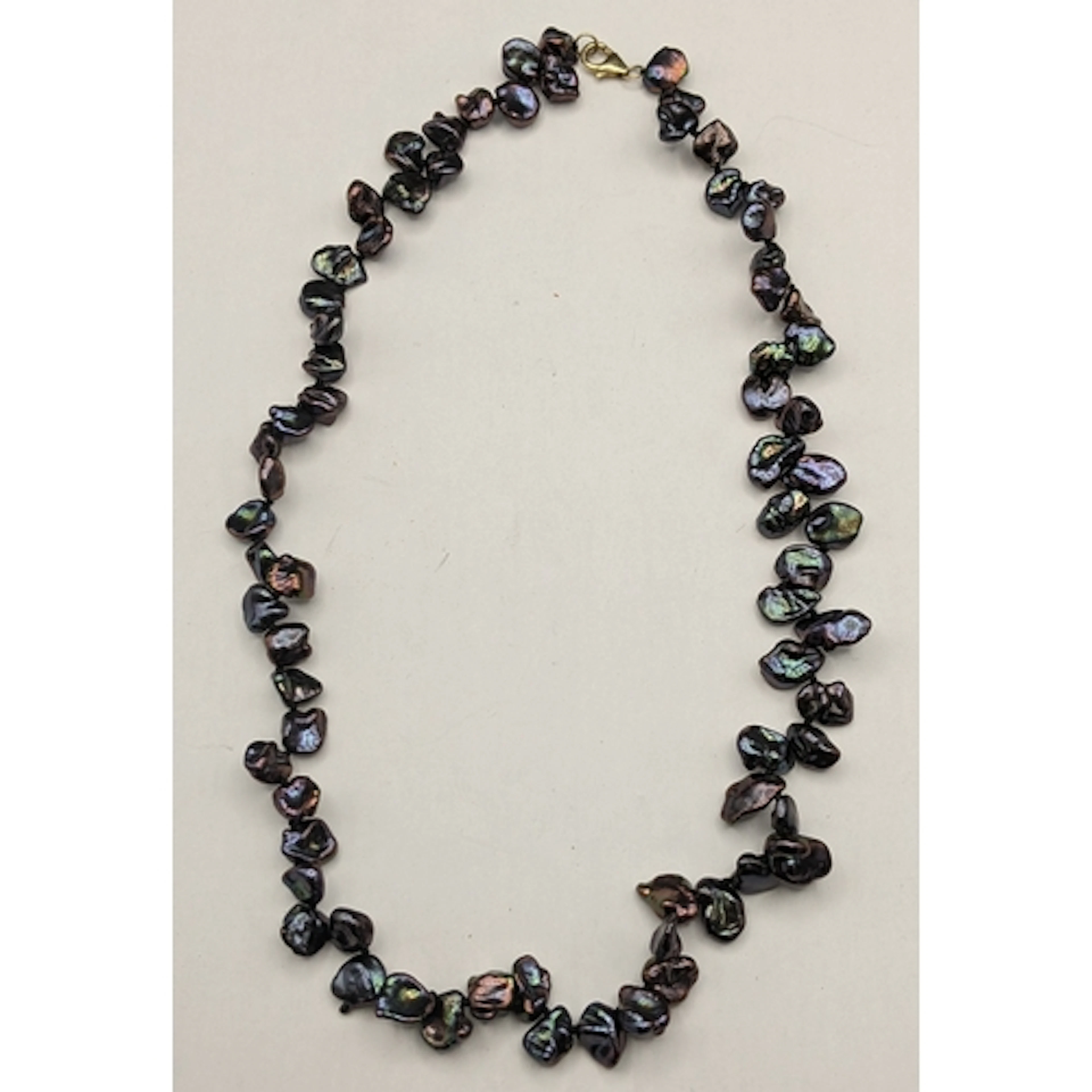 A peacock Keshi pearl necklace with a 10ct gold clasp Locati...