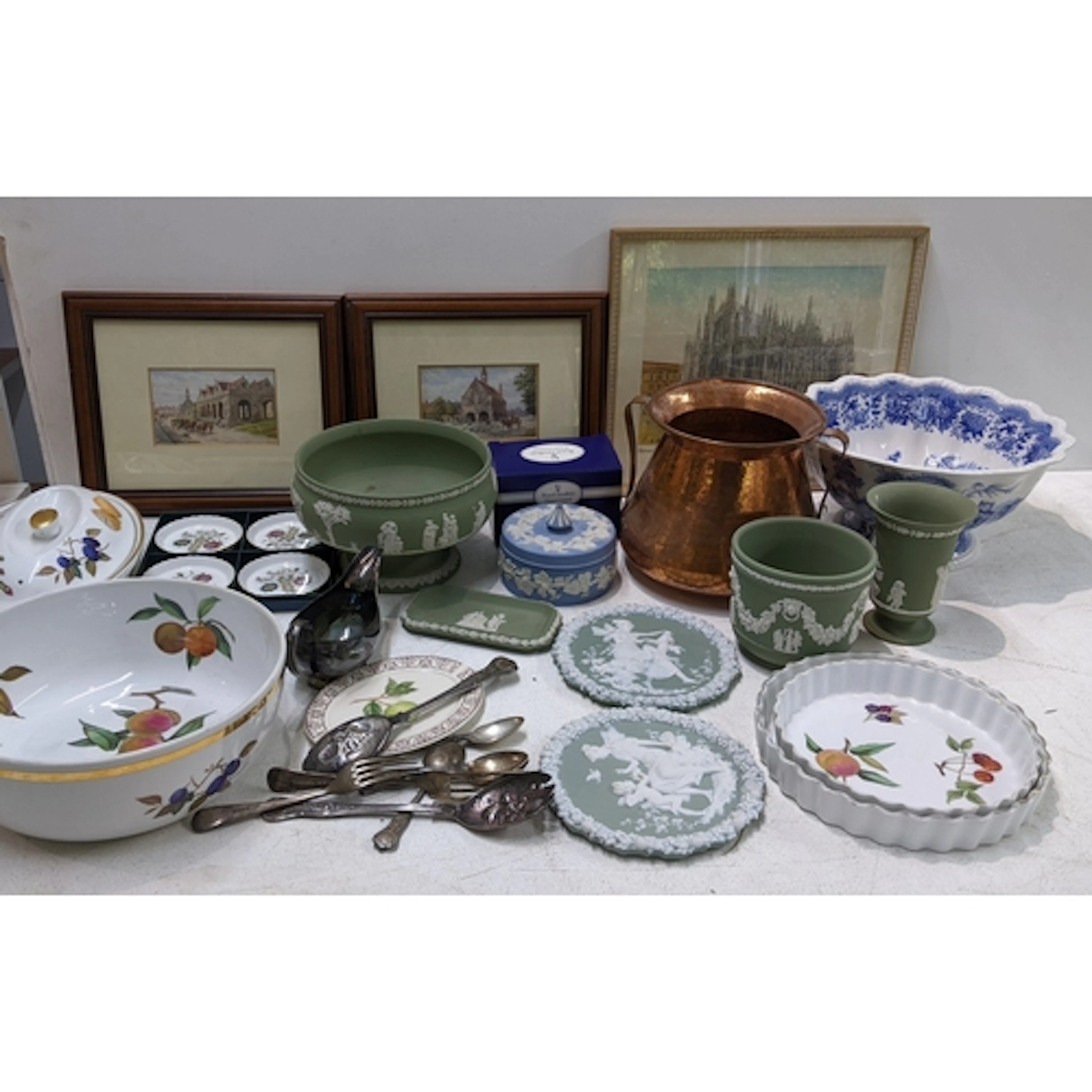 A mixed lot to include Worcester Evesham, Wedgwood Jasperwar...