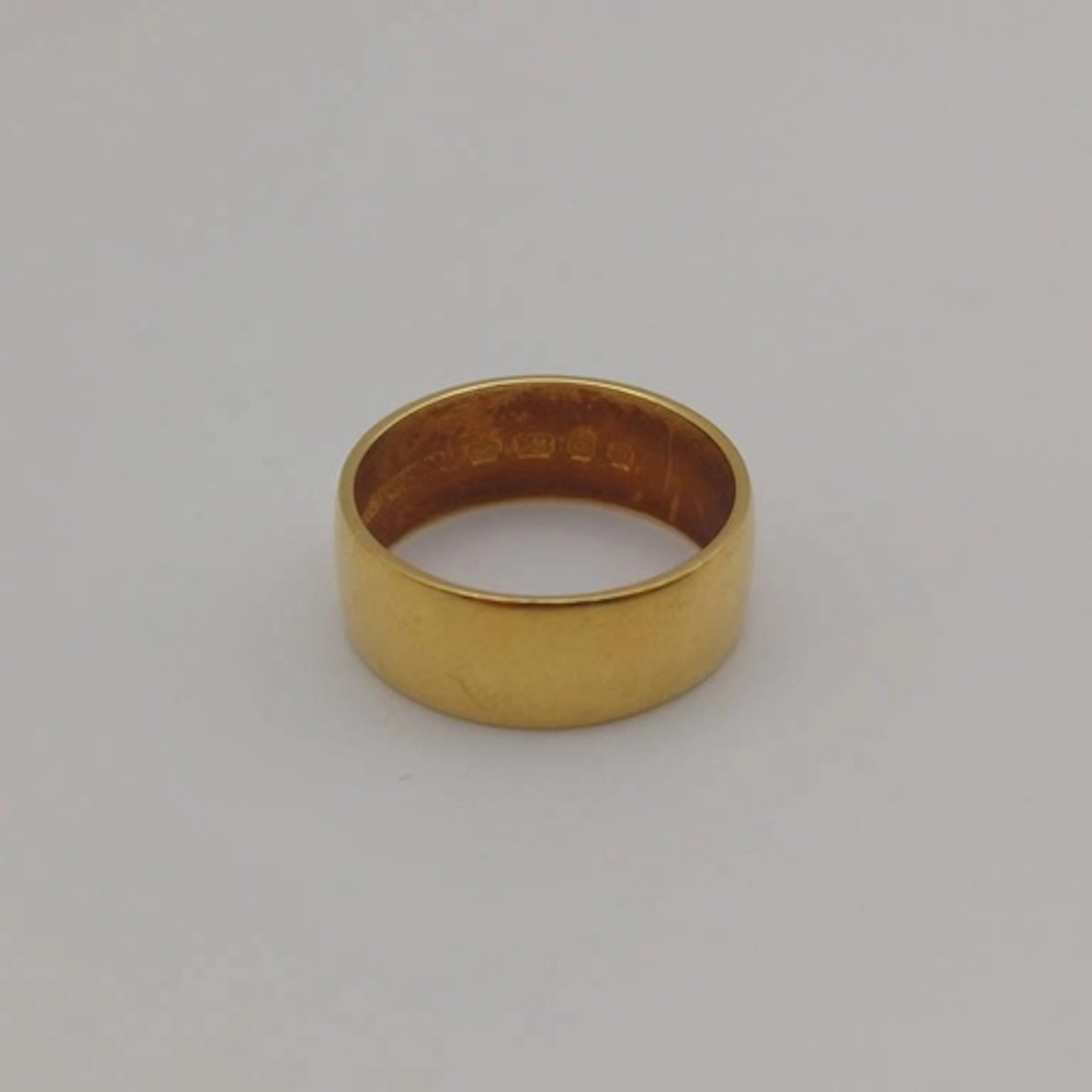 22CT GOLD WEDDING BAND BY ALBION CRAFT CO , LONDON 1967 - 8....