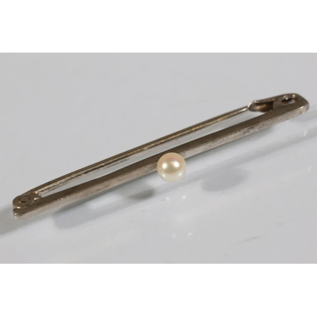 9ct white gold bar brooch set with pearl, 1.1g gross held in...