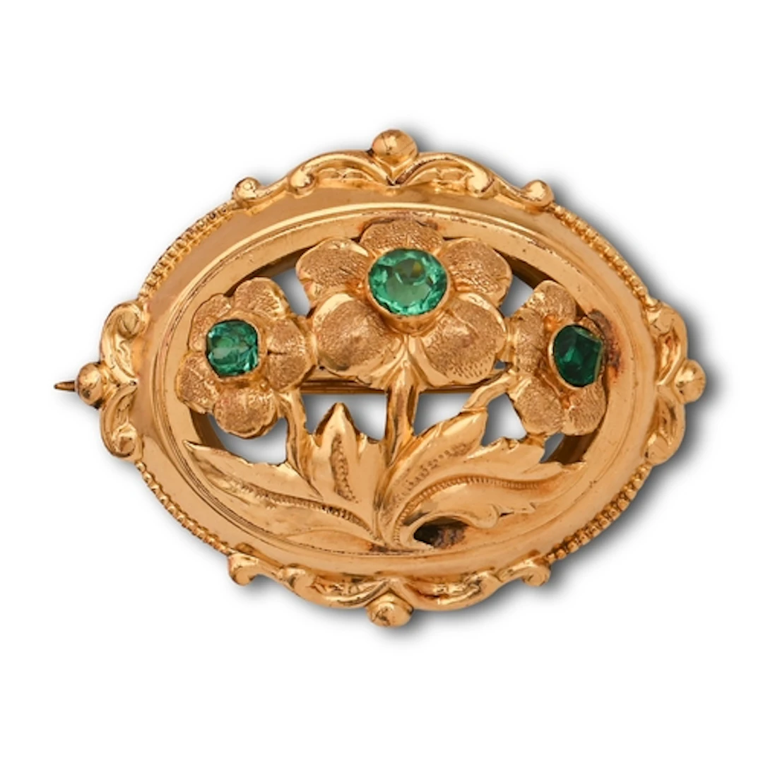 A Victorian emerald three-flower oval brooch, in gold, 2.9cm...