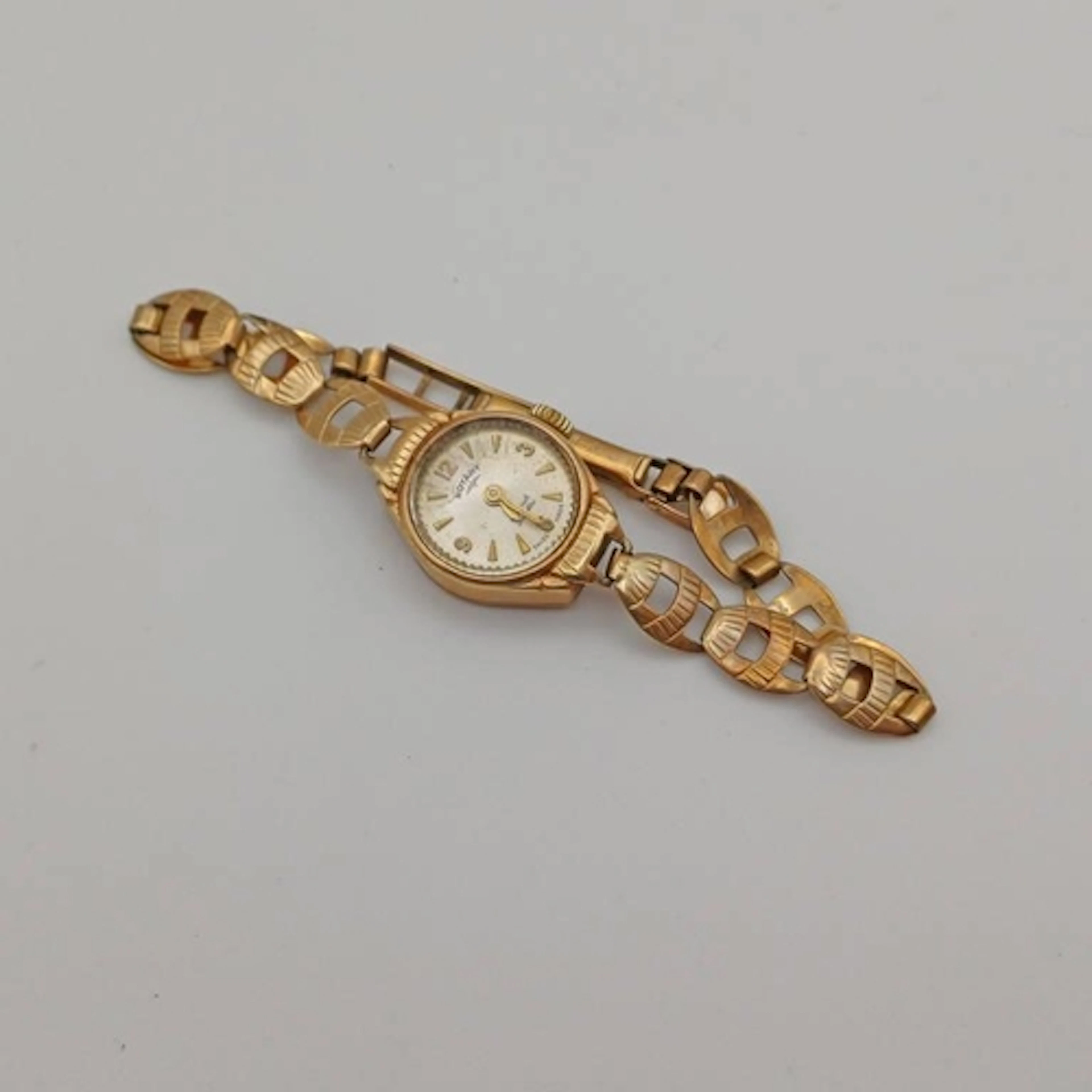 9CT GOLD LADIES ROTARY WRISTWATCH ON A 9CT GOLD BRACELET - 1...